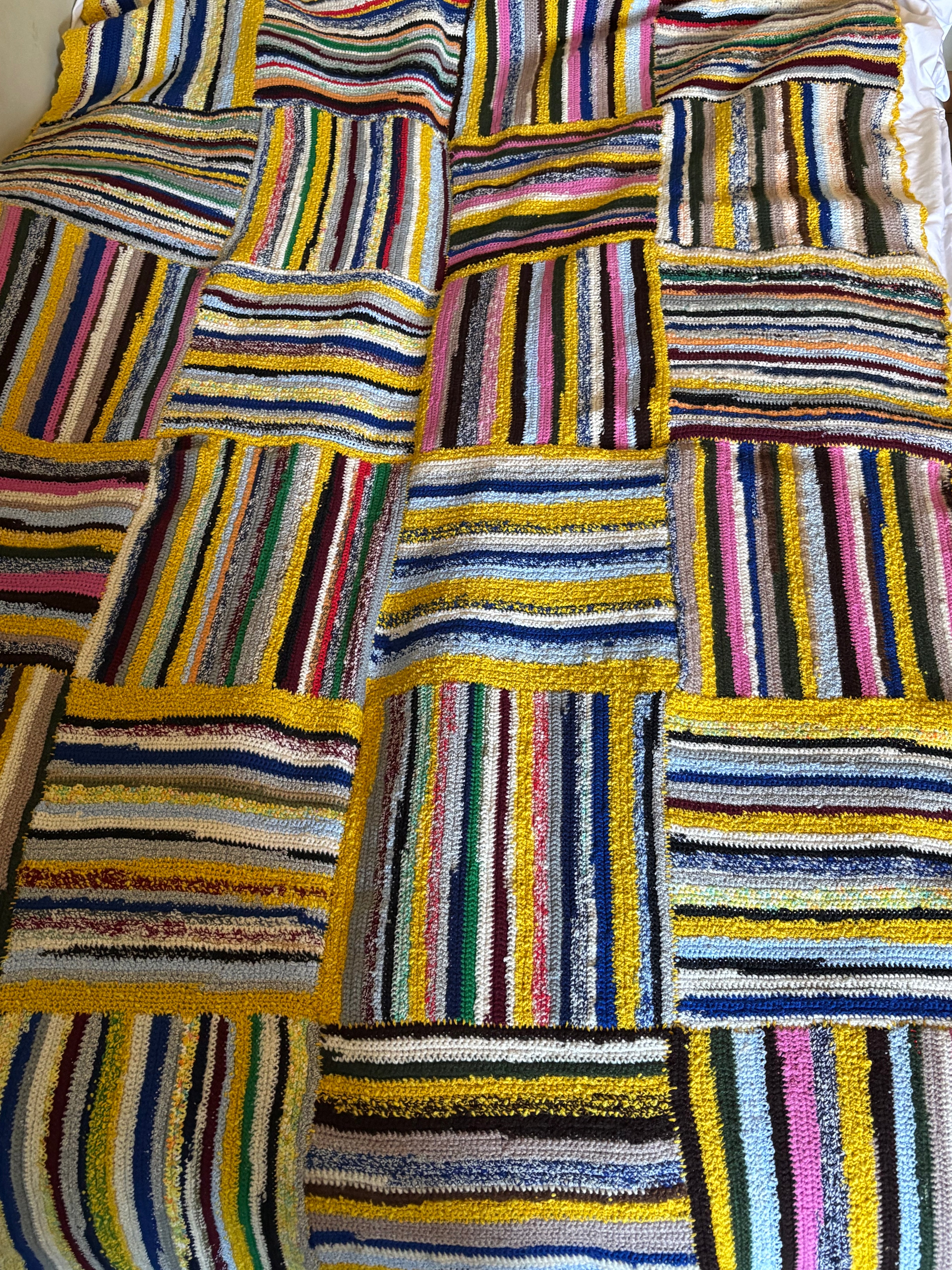 Vackert vintage handarbete, 1960/70 tal. Rustik filt / pläd i färgglada färger i nyskick.