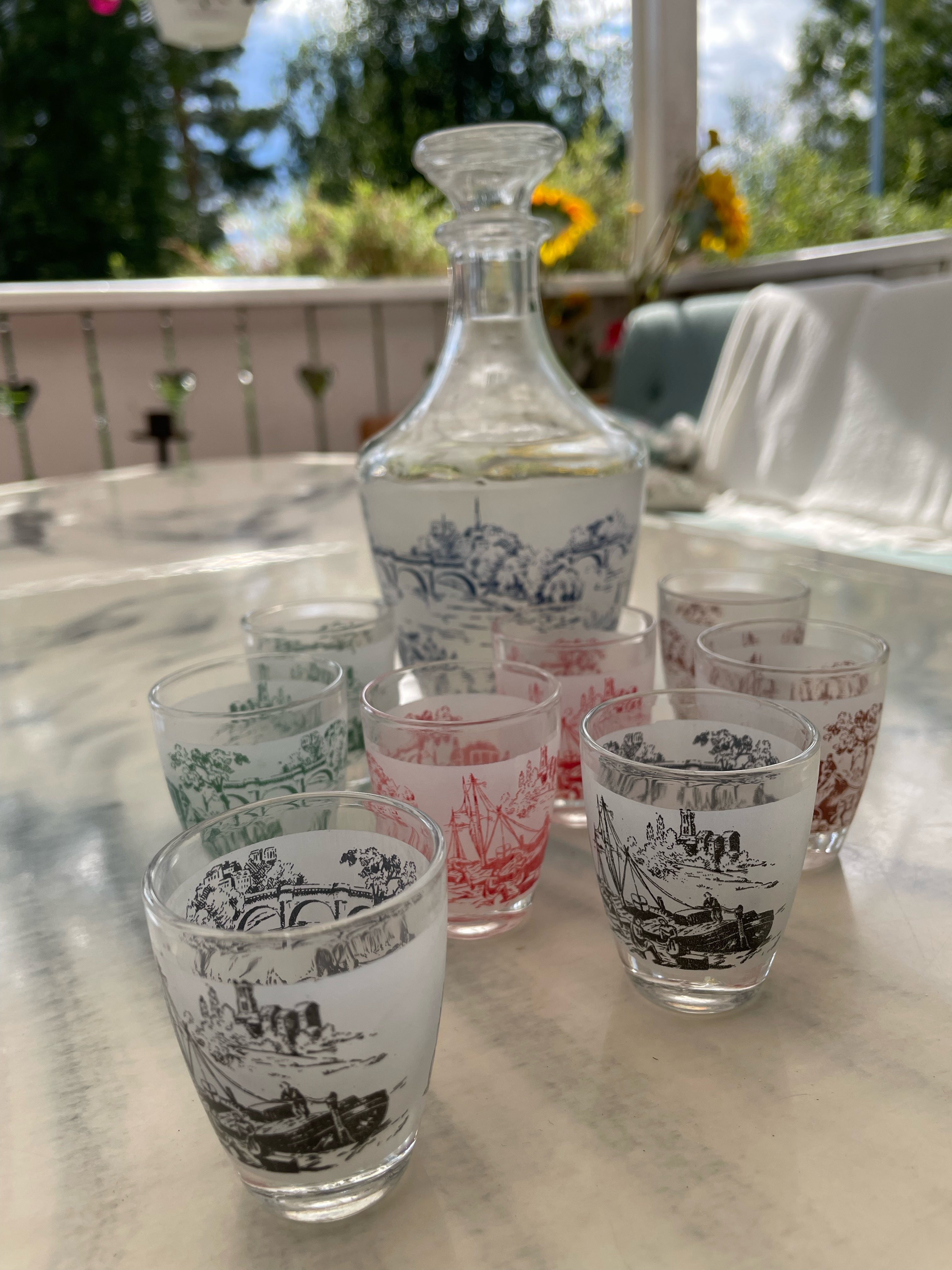 Åtta st vintage nubbe glas med karaff 1960 tal i nyskick.