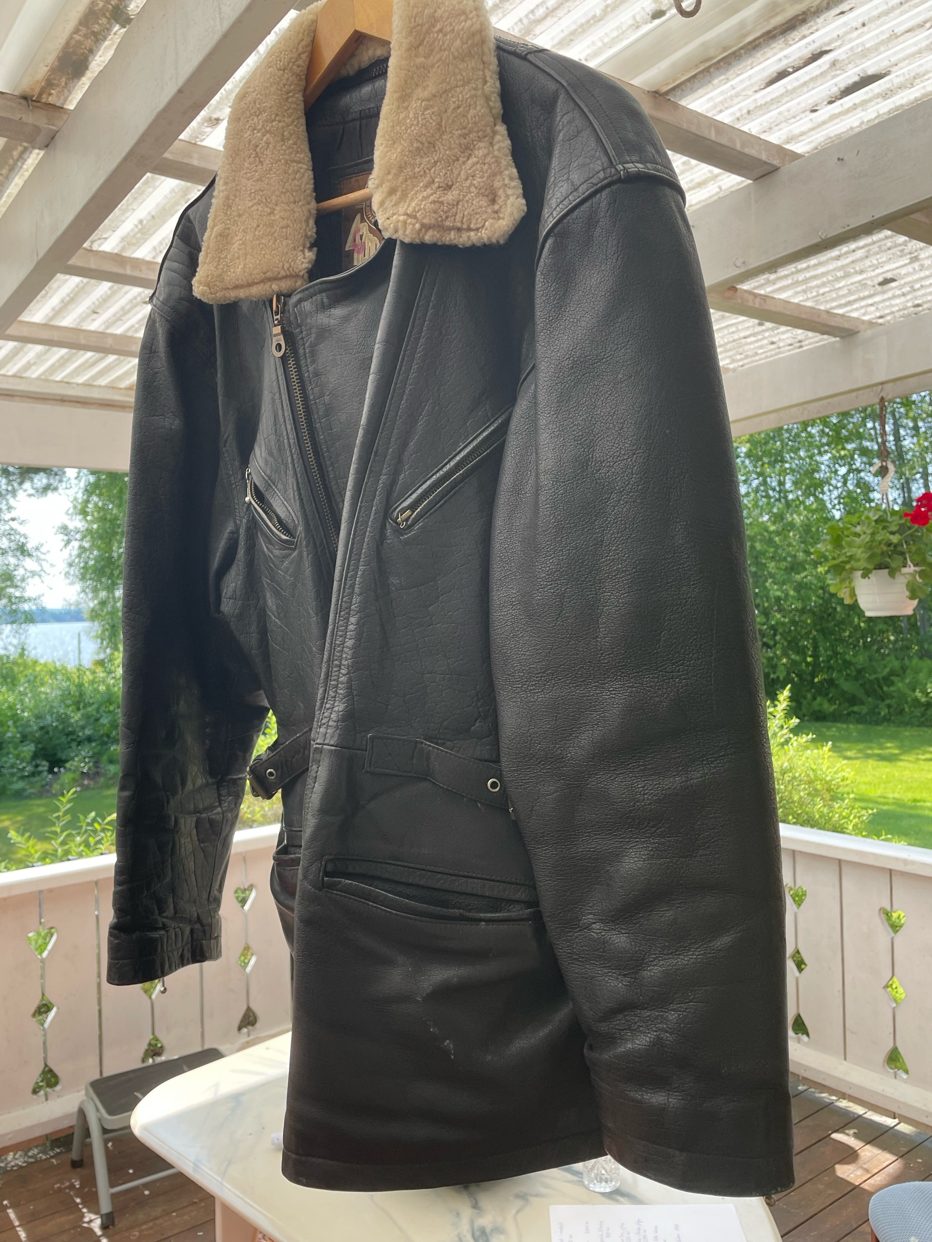 Snygg vintage skinnpaj i äkta skinn för kvinnor i stl 44, 1980 tal.