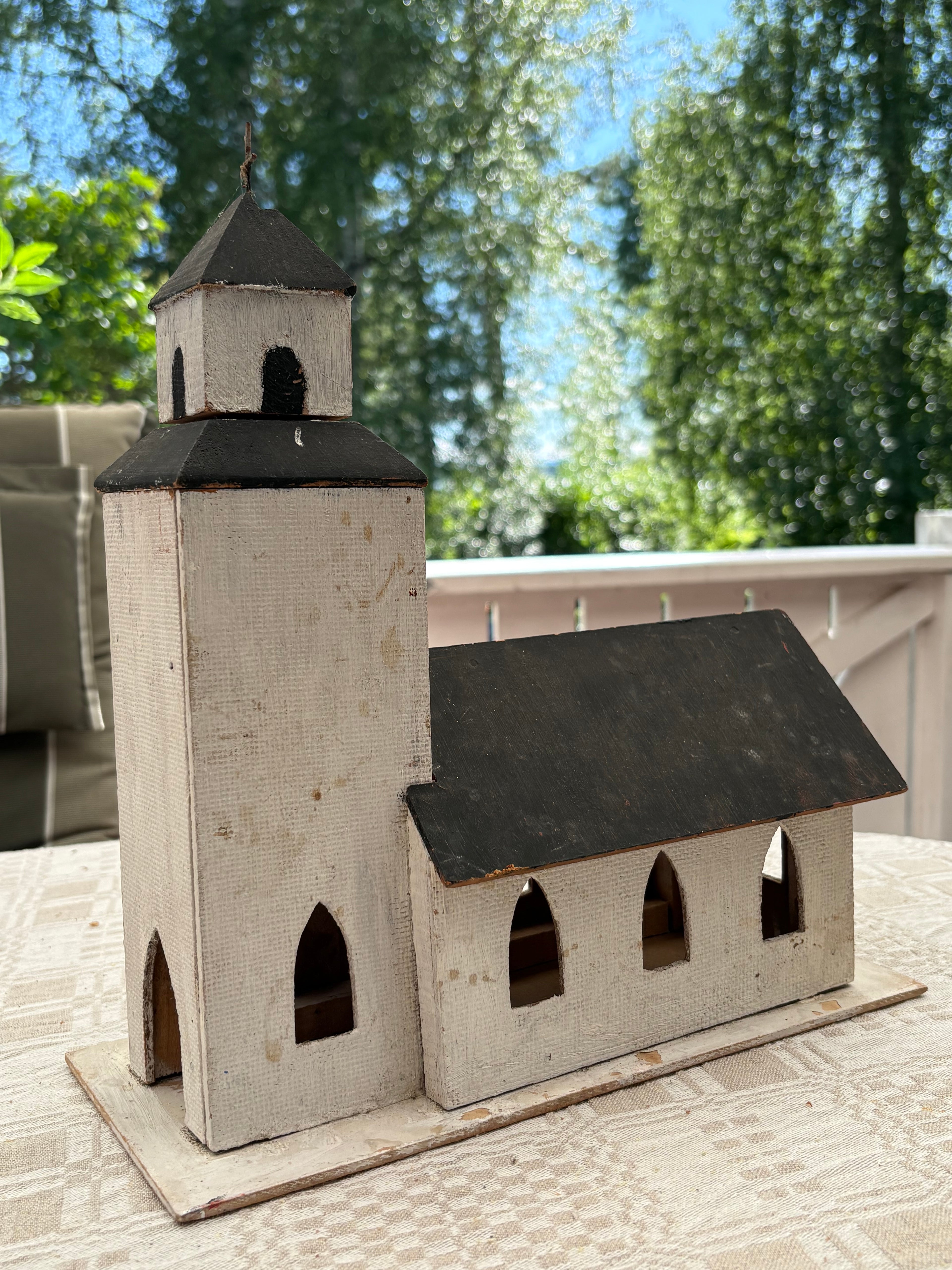 Vacker antik modell av vad vi tror kan vara Rättviks kyrka.