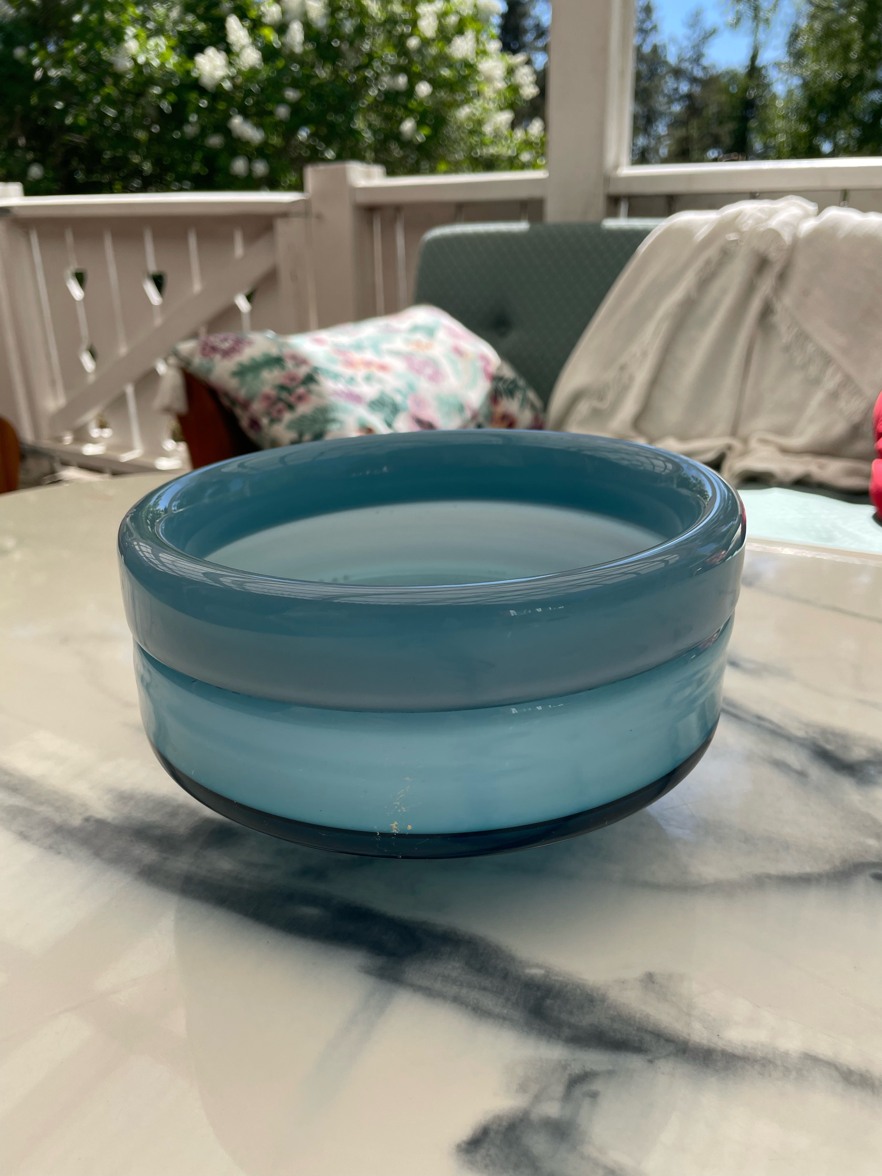 Stor vacker skål i blått glas, i mycket fint skick.