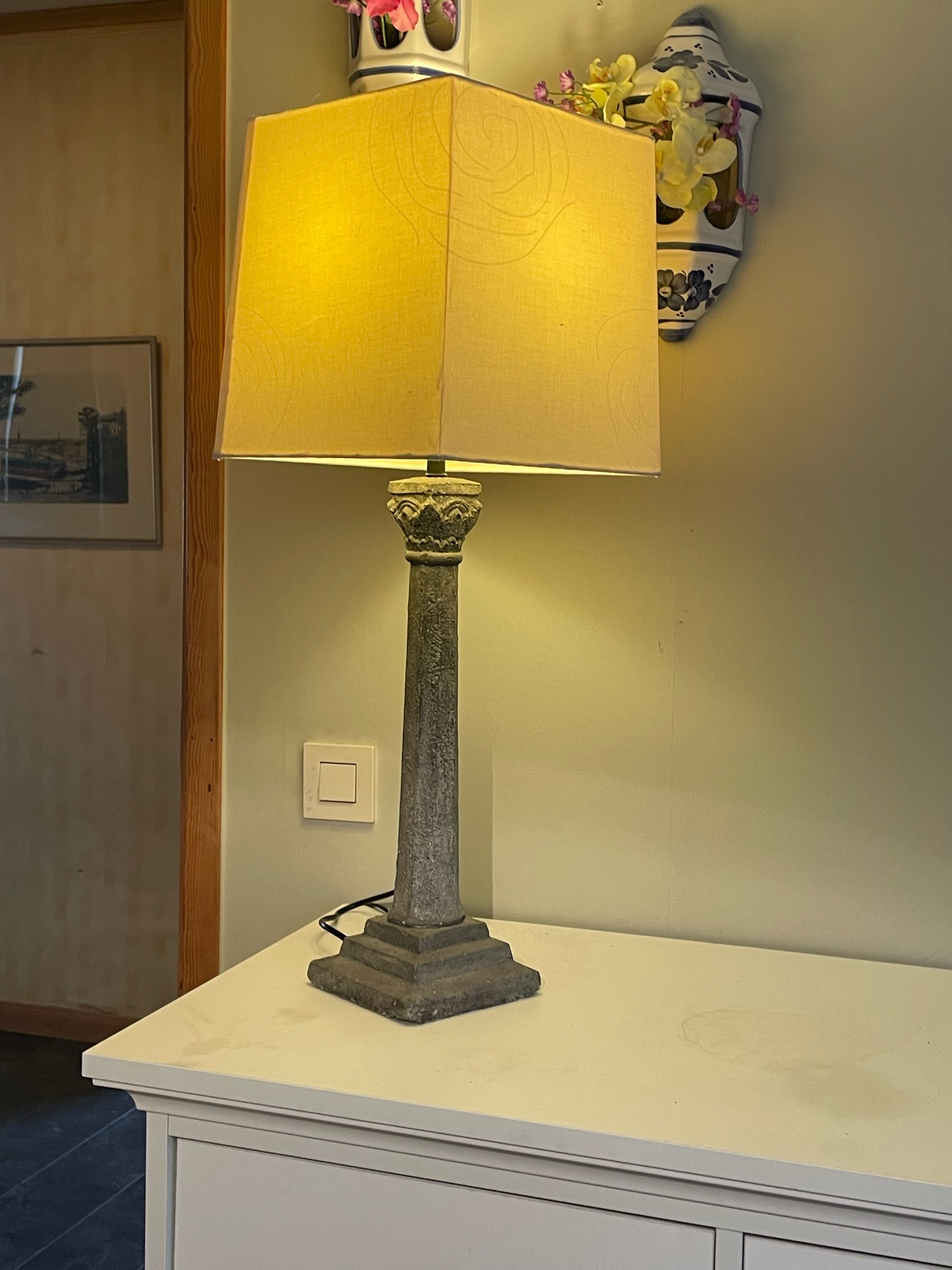 Snygg stor retro bordslampa, lampfoten i betong med fin fyrkantig lampskärm i nyskick.