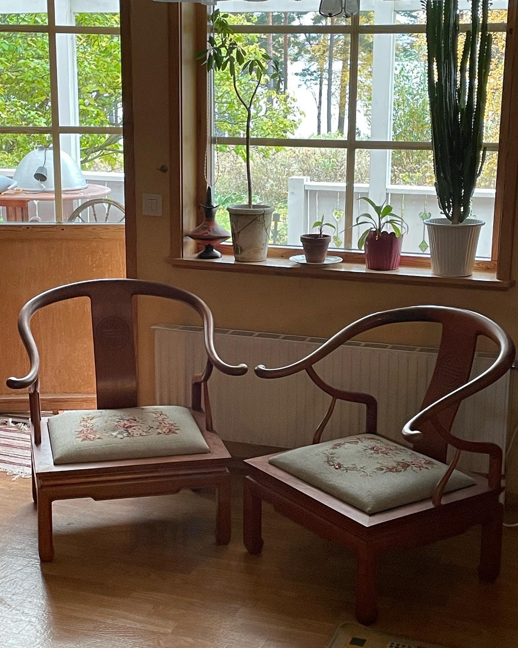 Två st antika Kinesiska ” Horseshoe Chairs i fint skick.