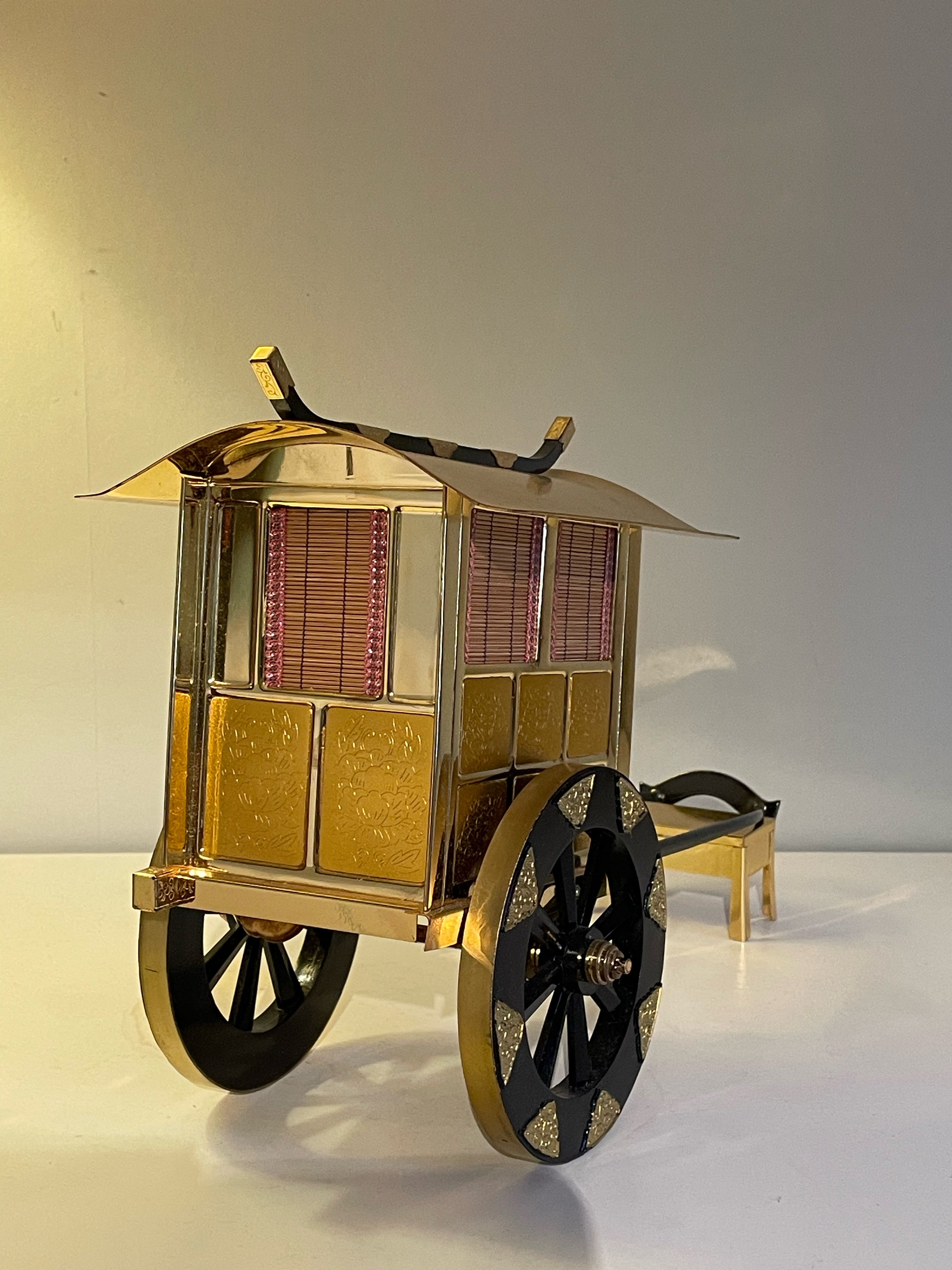 Vacker Geisha docka med autentisk kulturell kimono med vagn i mässing i nyskick.