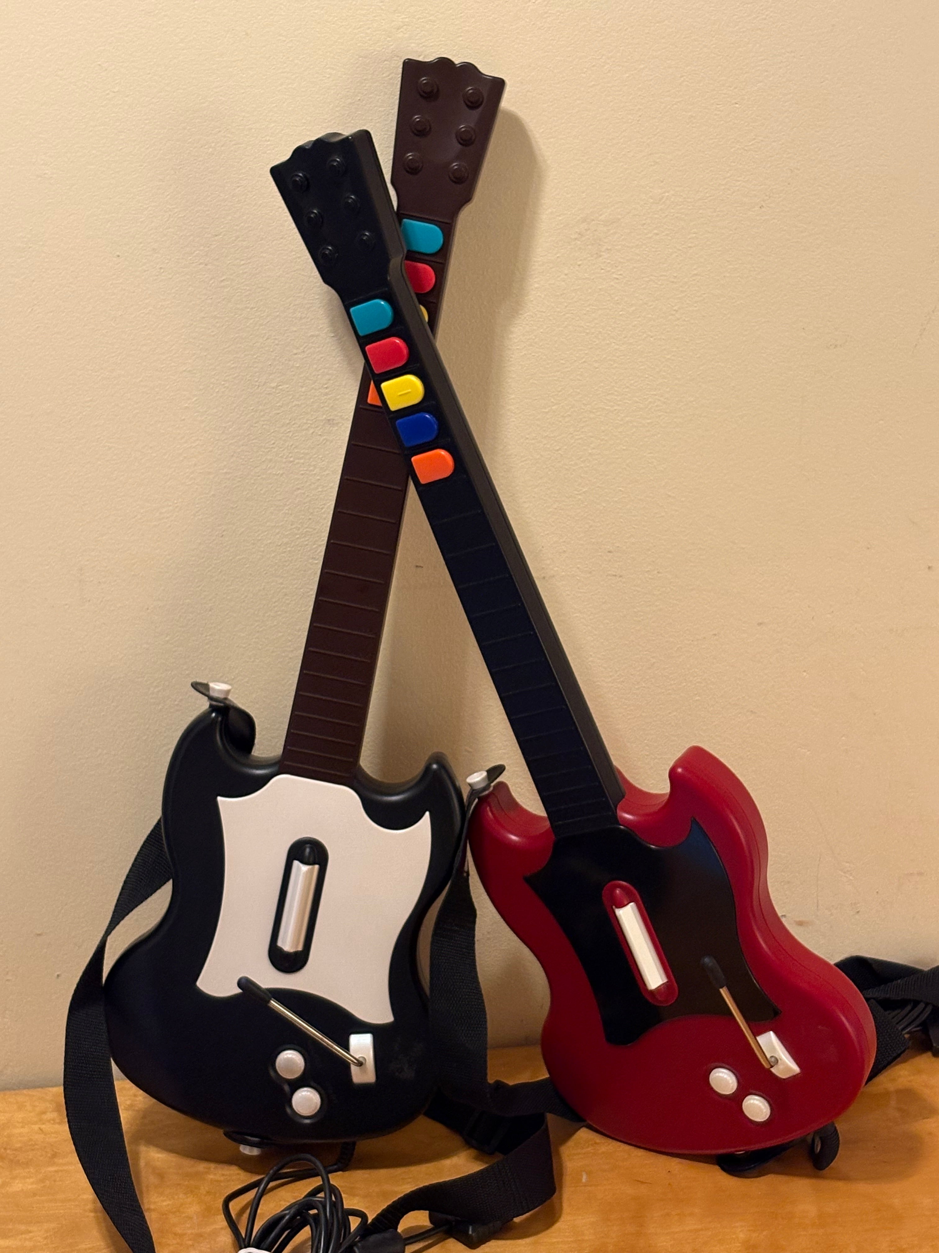 Två st retro Guitar Hero gitarrer för Playstation 2 i nyskick.