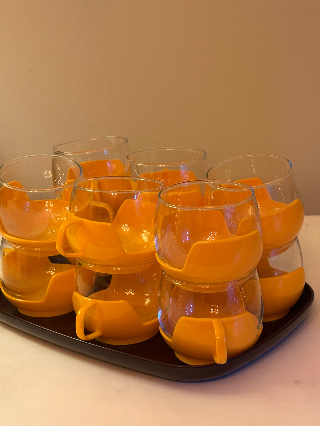 12 st klassiska vintage glas med plasthållare 1960/70 tal i nyskick.