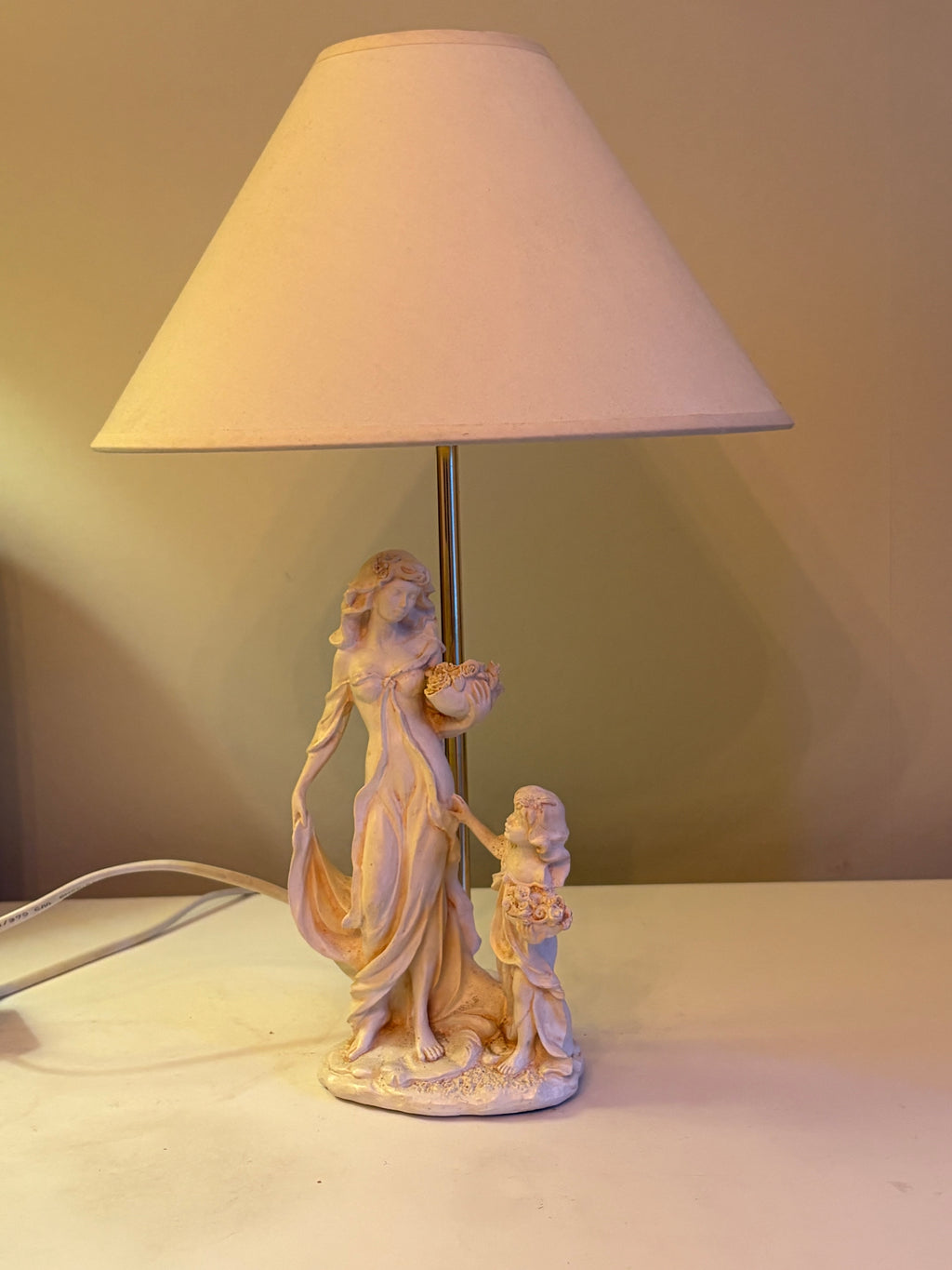 Mycket vacker bordslampa med porslins figurin i nyskick.