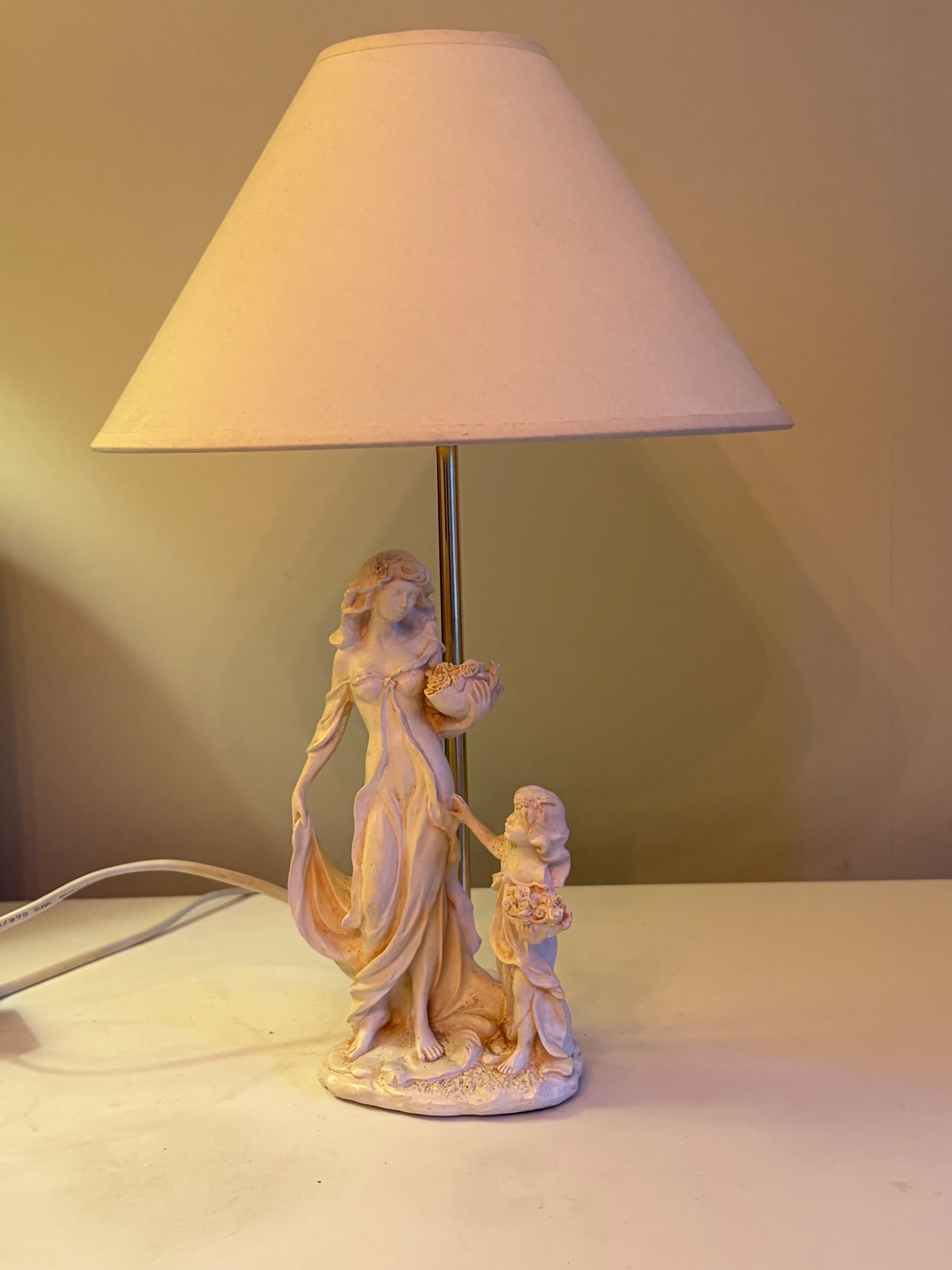 Mycket vacker bordslampa med porslins figurin i nyskick.
