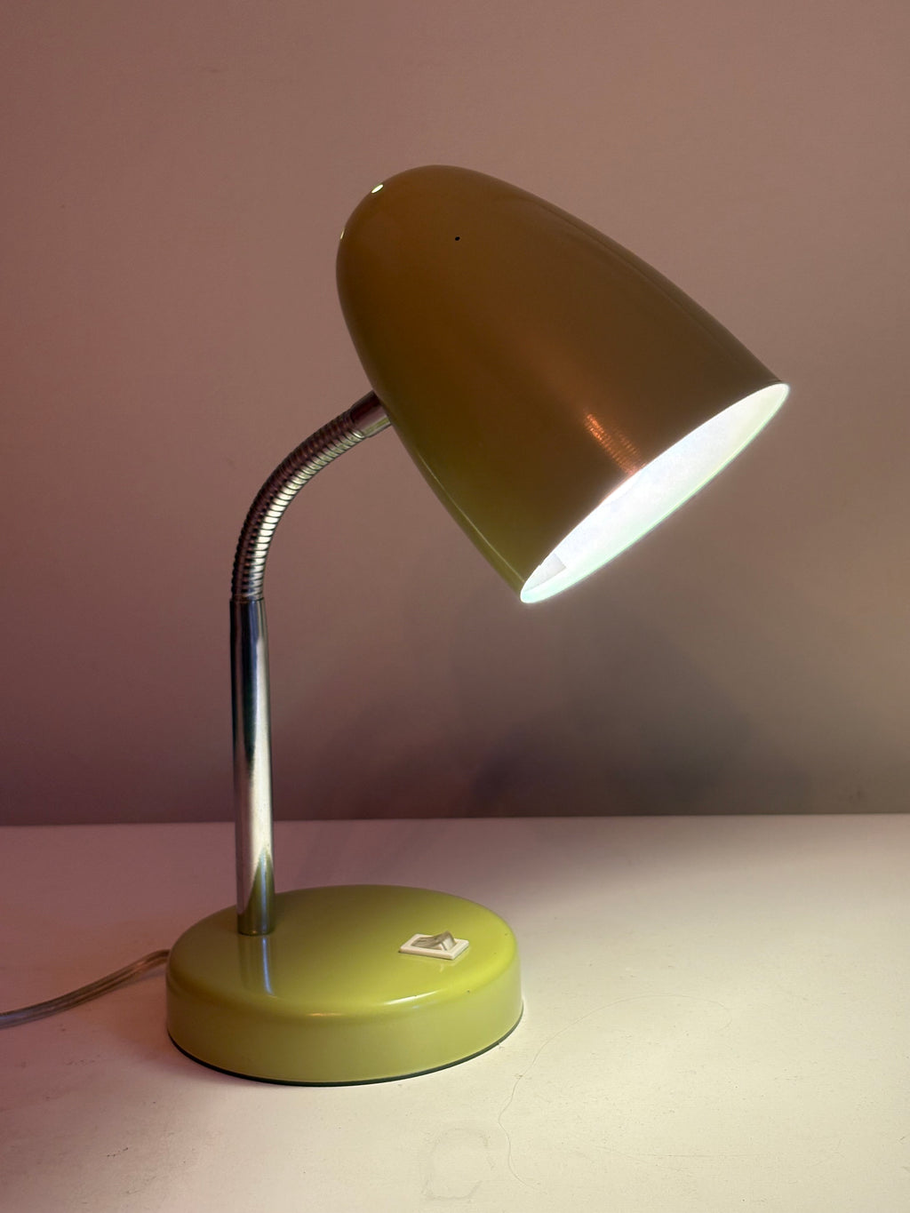 Riktigt snygg och cool vintage skrivbordslampa 1970 tal från EOM i nyskick.