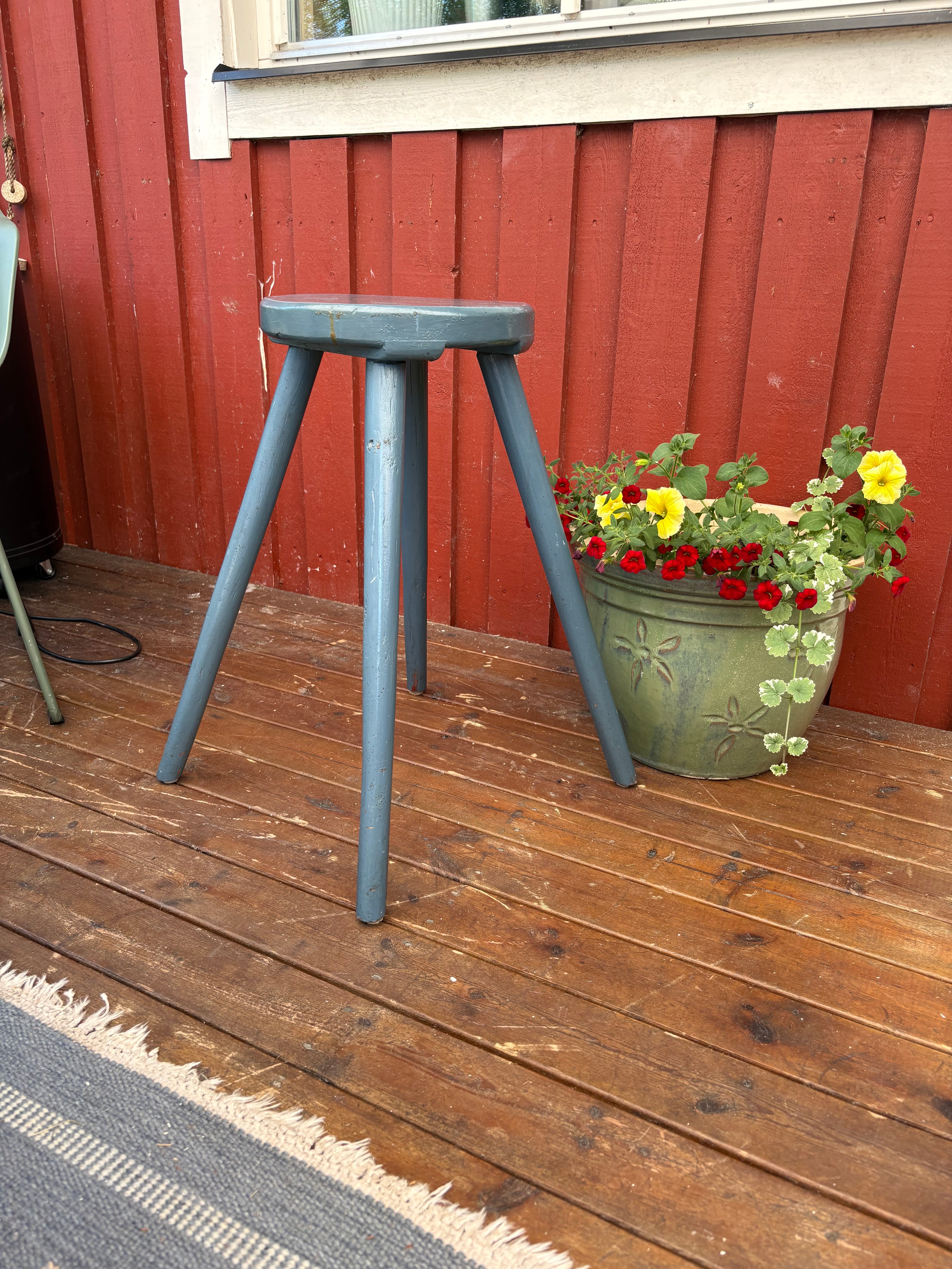 Vintage träpall i allmoge i nyskick.