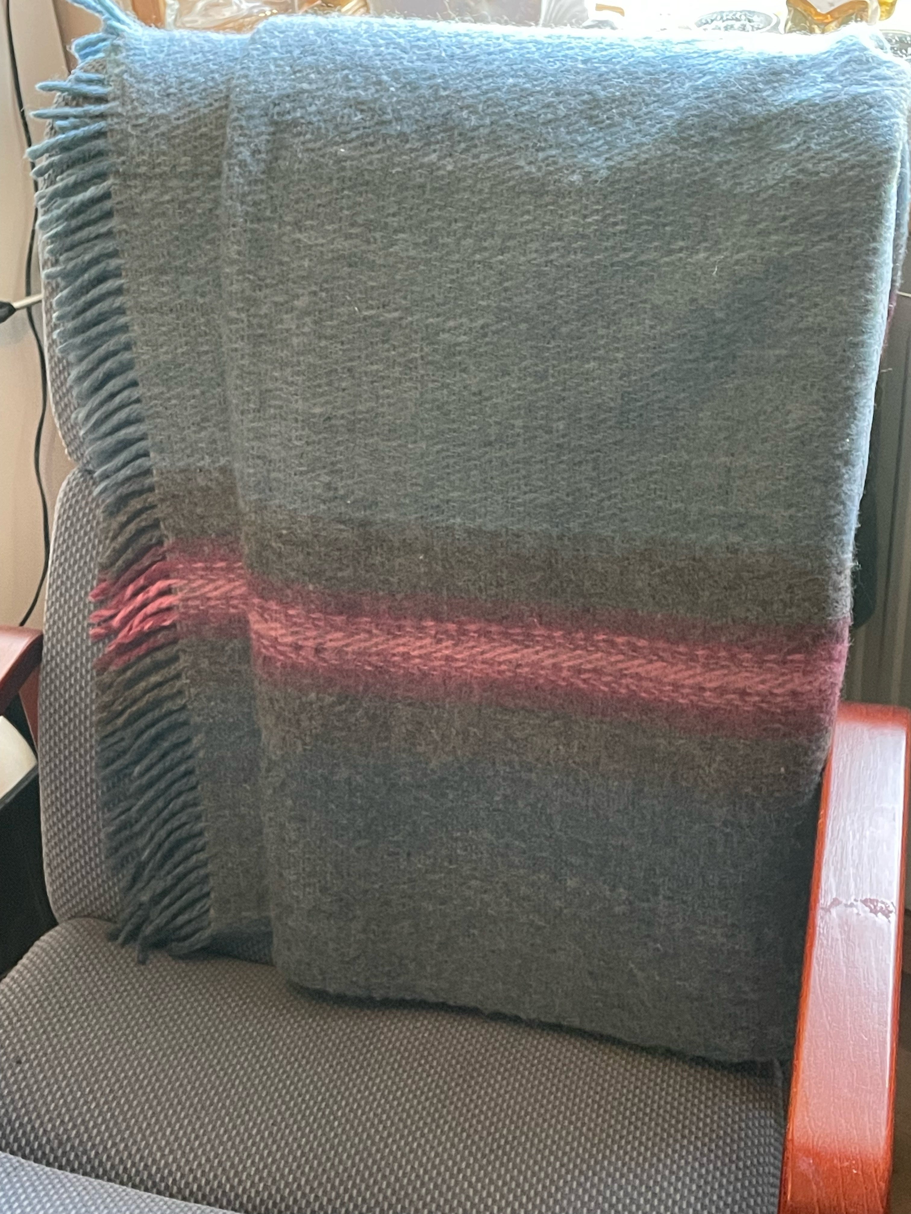 Vacker pläd i mycket fint slickx från Tre Myror HB.