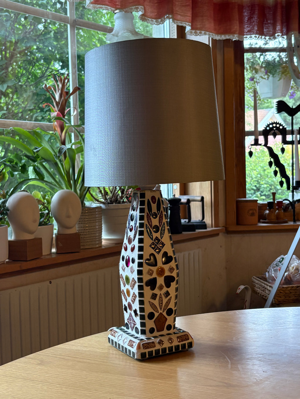 Vacker vintage bordslampa i mosaik 1960 tal i nyskick.