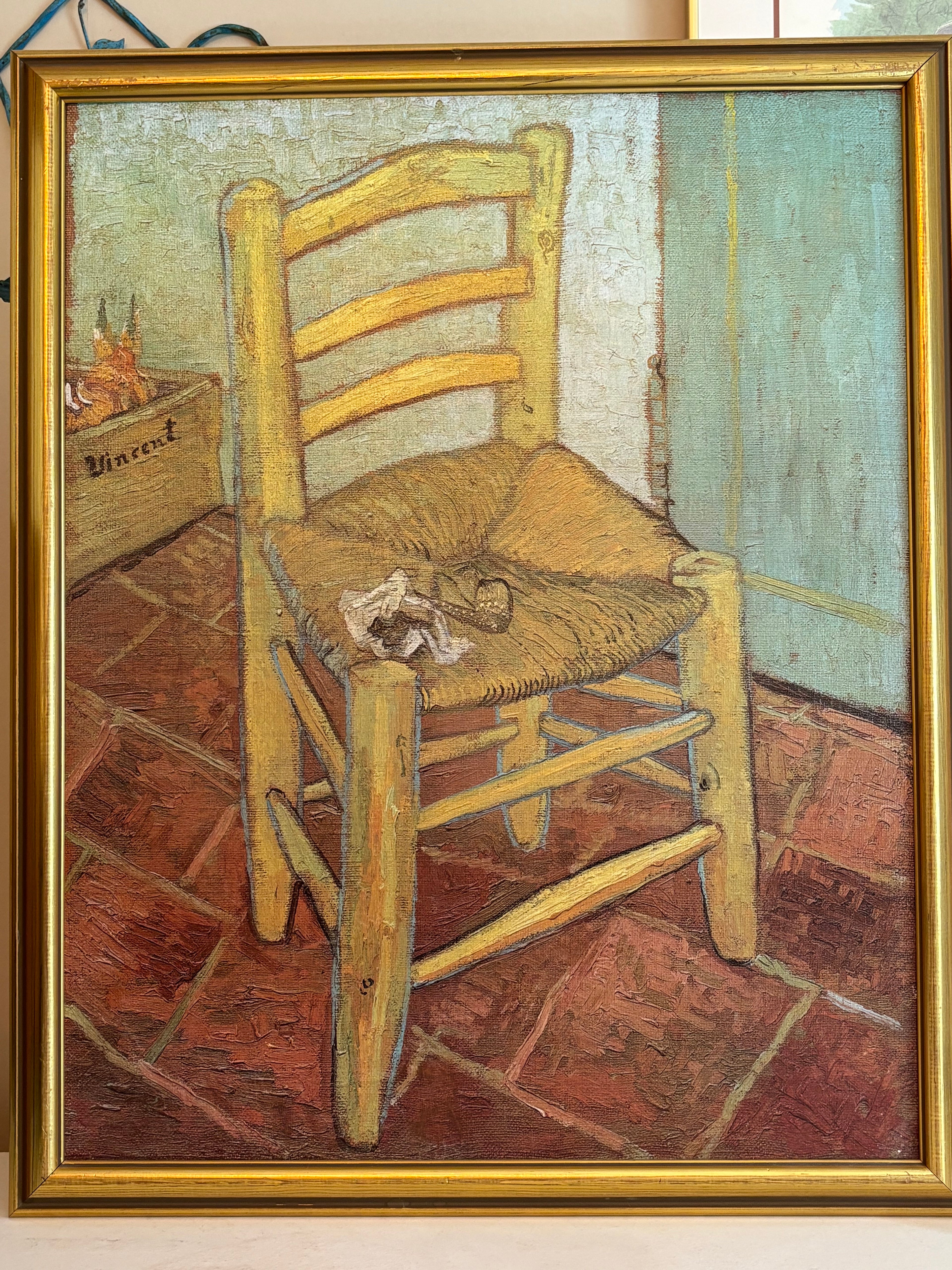 Vacker reproduktion utav Vincent van Goghs målning van Gogh”s stol målad 1888. Målad i olja på duk.
