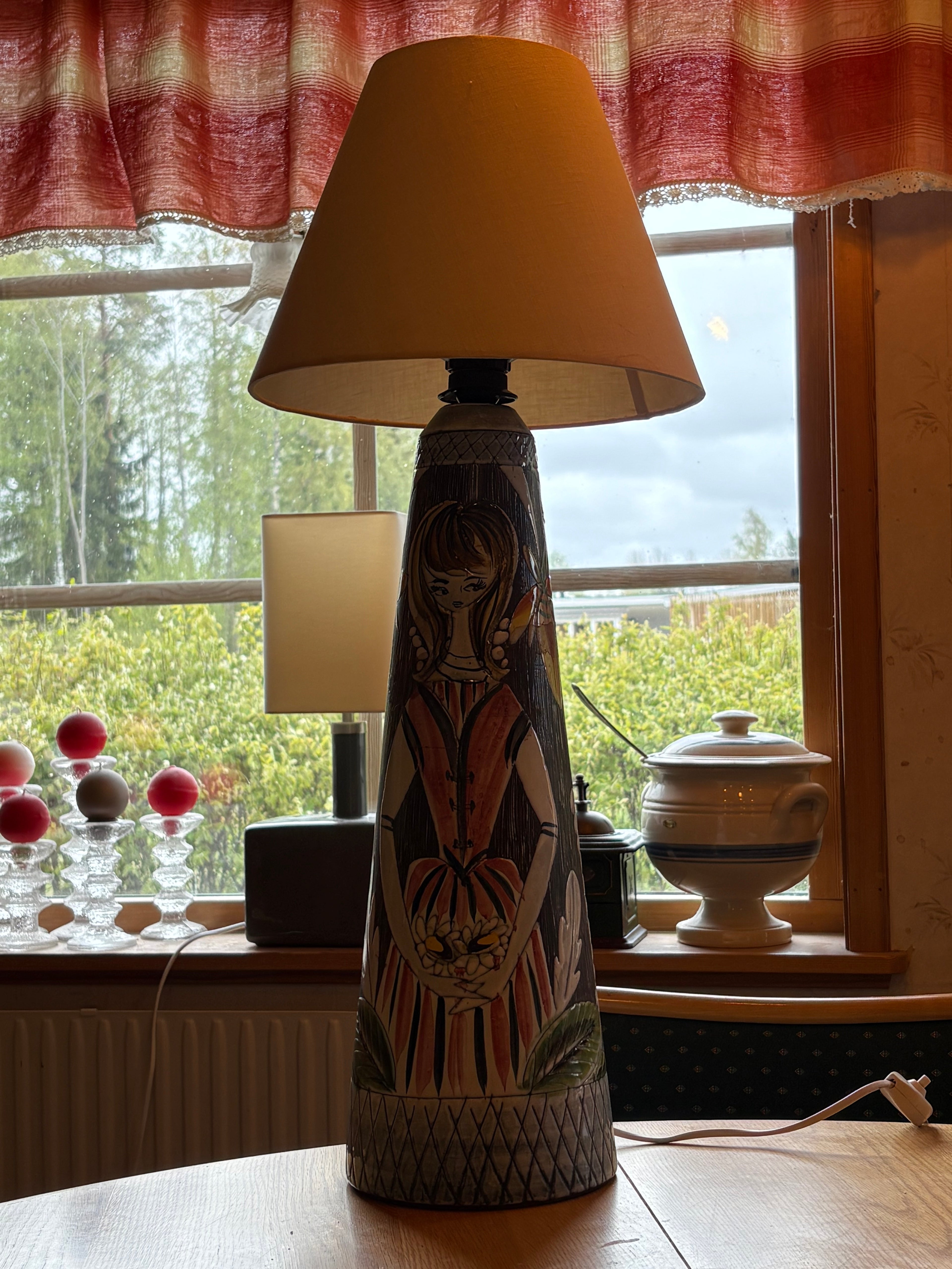 Stor vacker bordslampa 1950 tal, ca 60 cm hög. Signatur Sj.