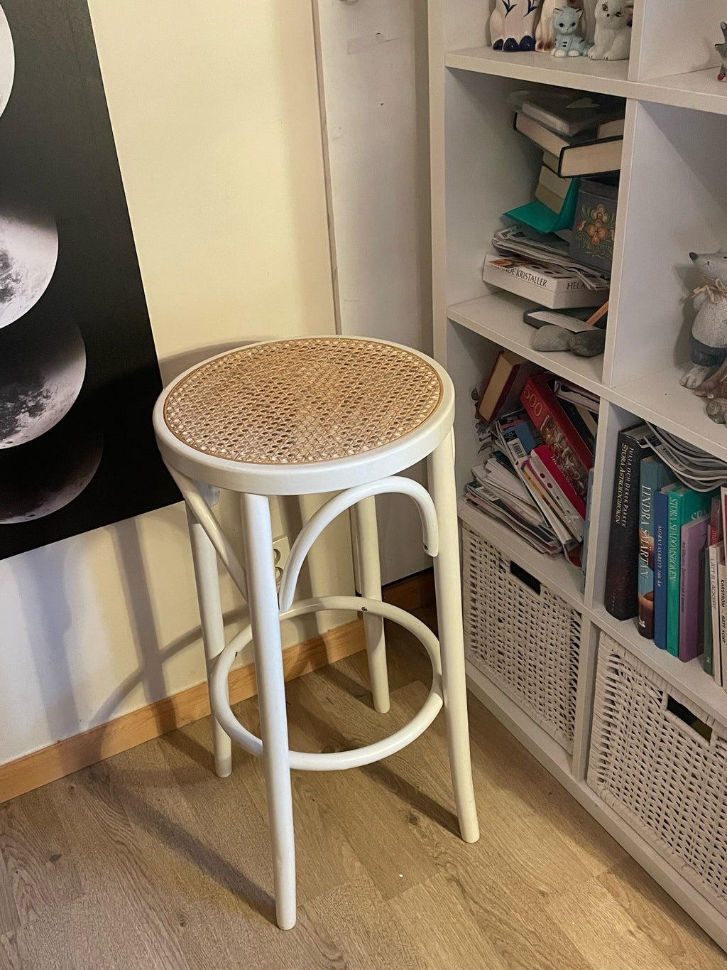 Vacker hög pall med flätad sits i nyskick.