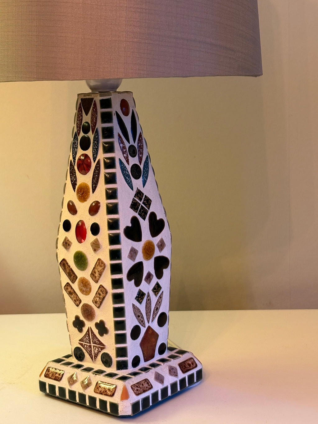 Vacker vintage bordslampa i mosaik 1960 tal i nyskick.