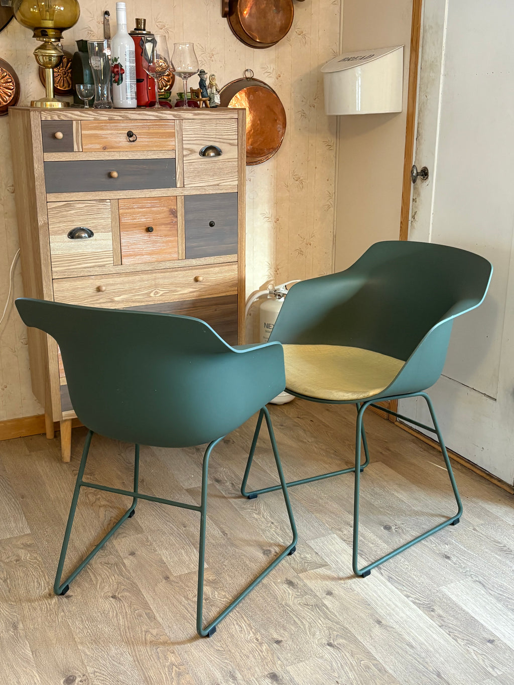 Två st vackra praktiska stolar från PAX design materia designade utav Fredrik Mattsson i nyskick.