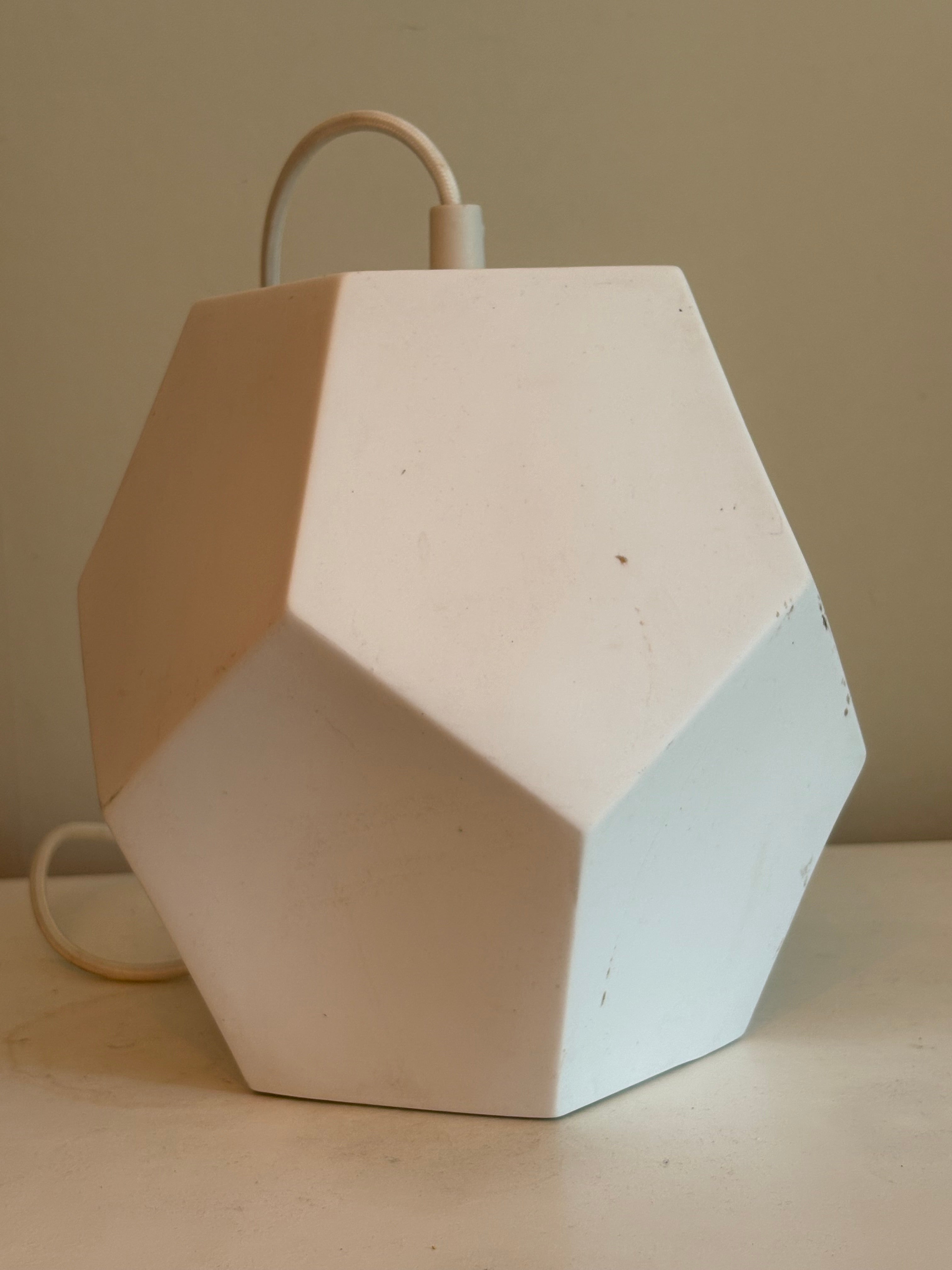 Skulptural , geometrisk pendellampa tidigt 1970 tal. Modernistisk Space Age inspirerad belysning.