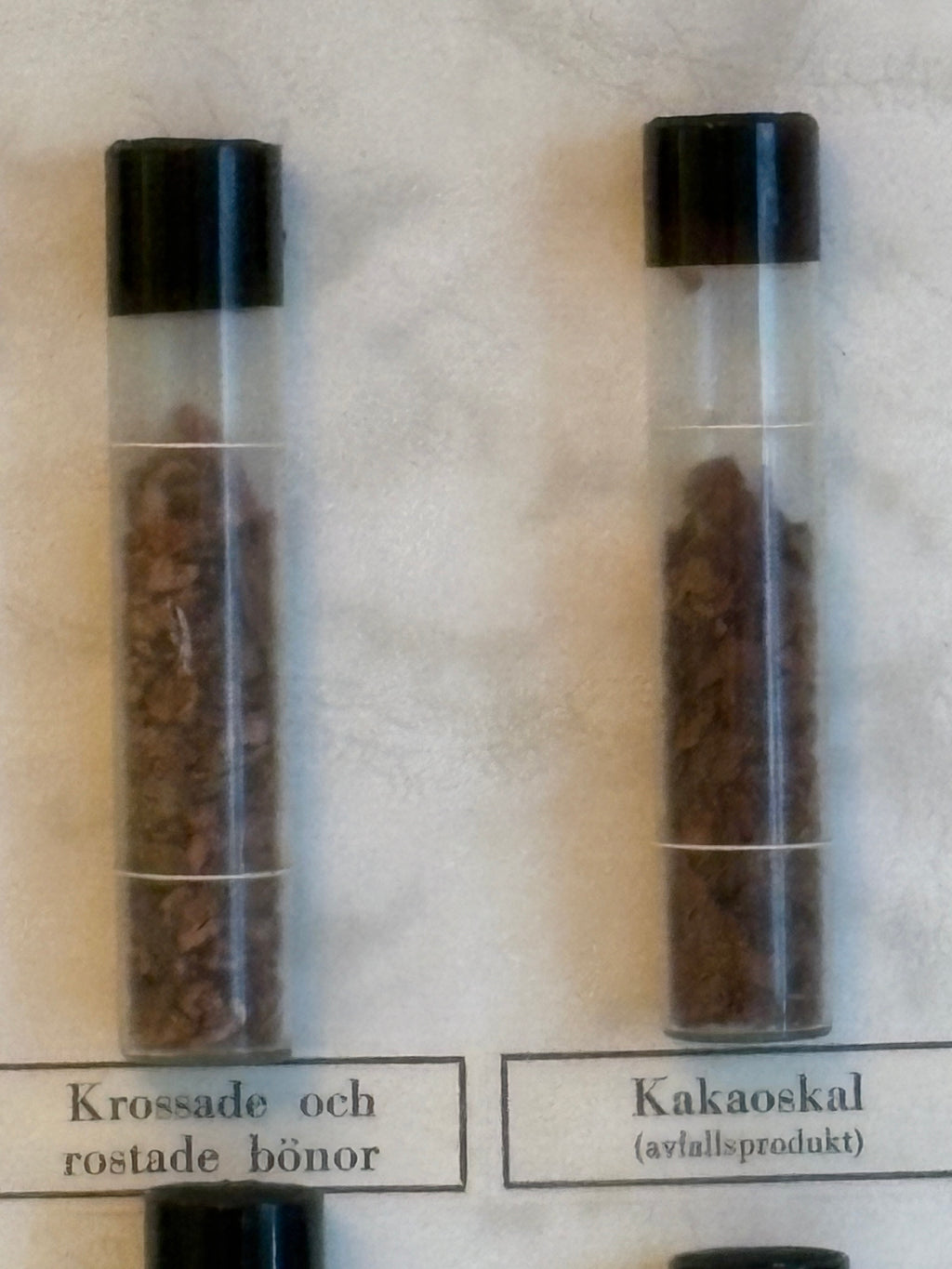 Vacker provtavla med chokladhistoria och diverse chokladprover i fint skick.