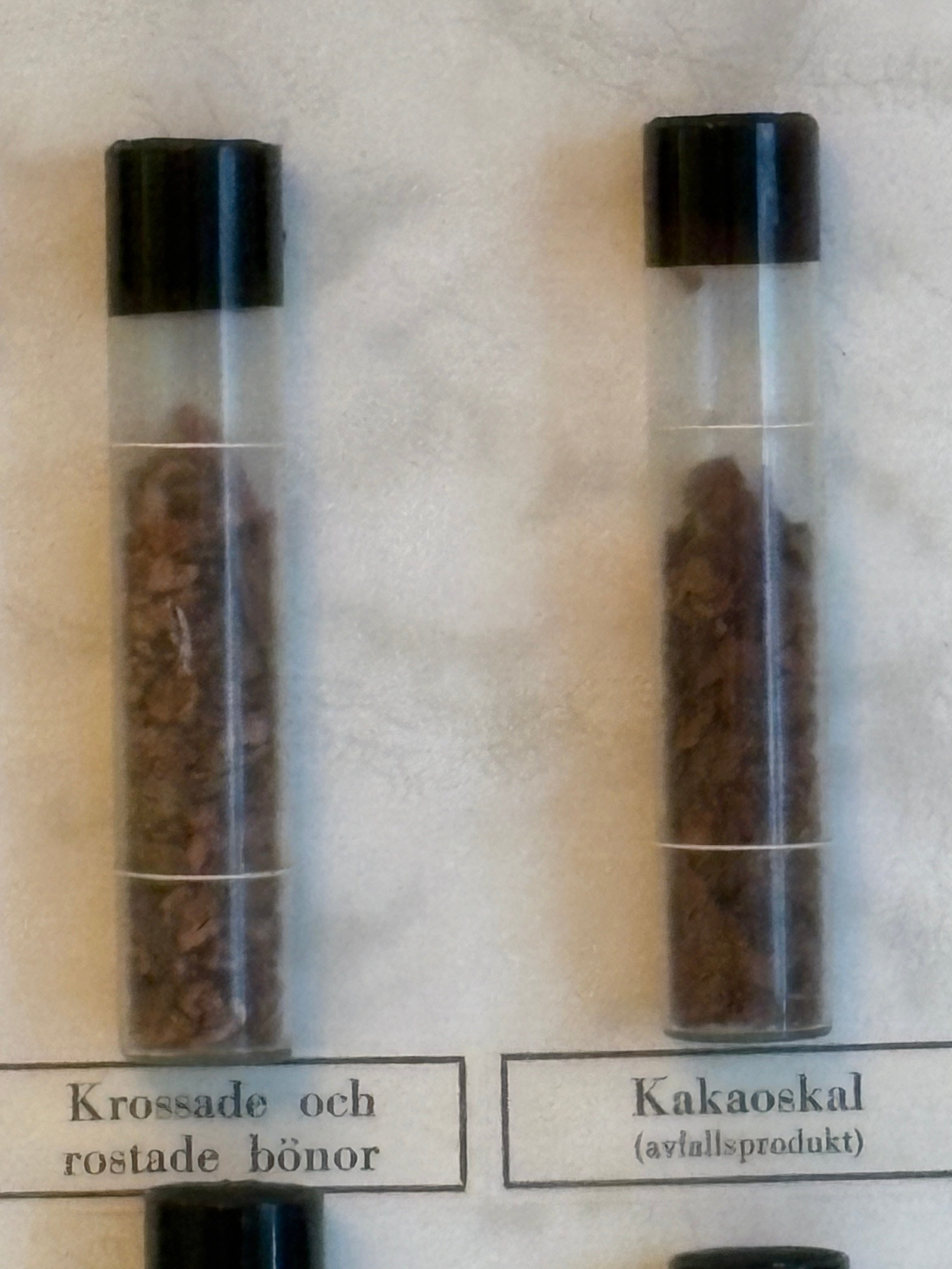 Vacker provtavla med chokladhistoria och diverse chokladprover i fint skick.