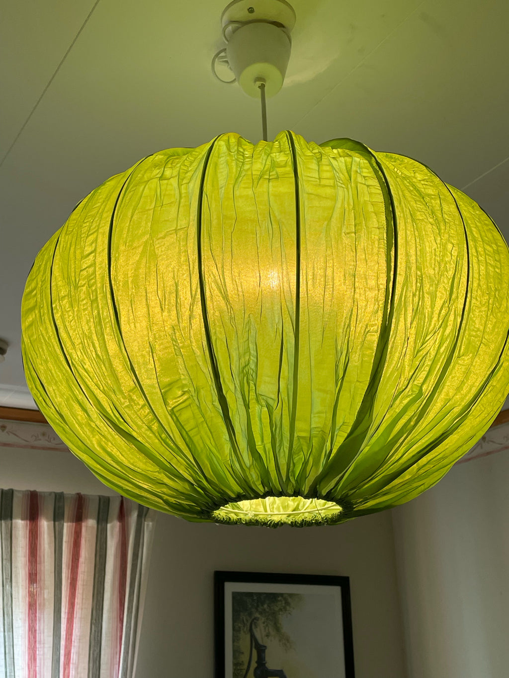 Stor läcker retro taklampa i tyg från By Ryden i fint skick.
