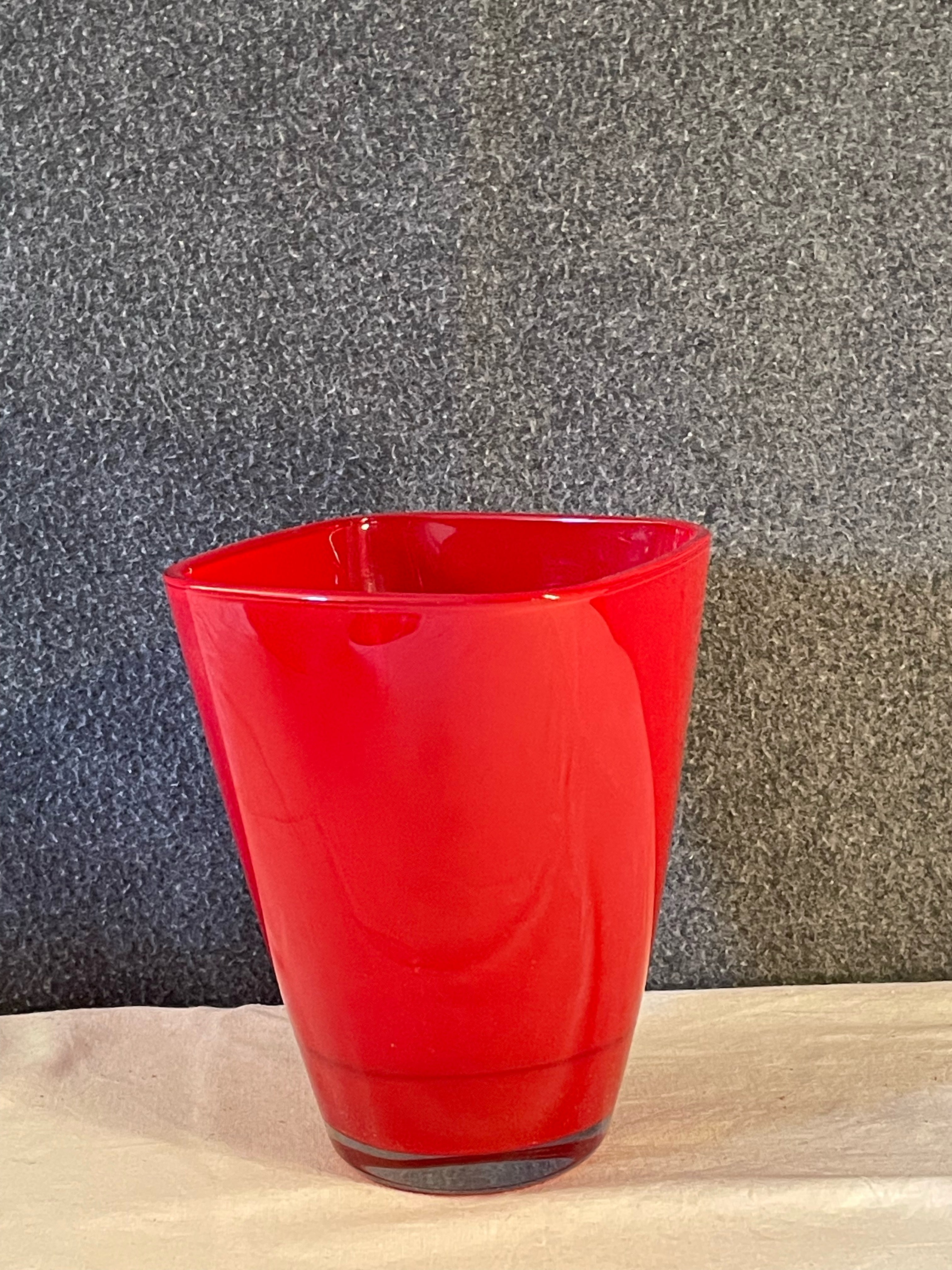 Två st fina vaser, gul i keramik , röd i glas i fint skick.