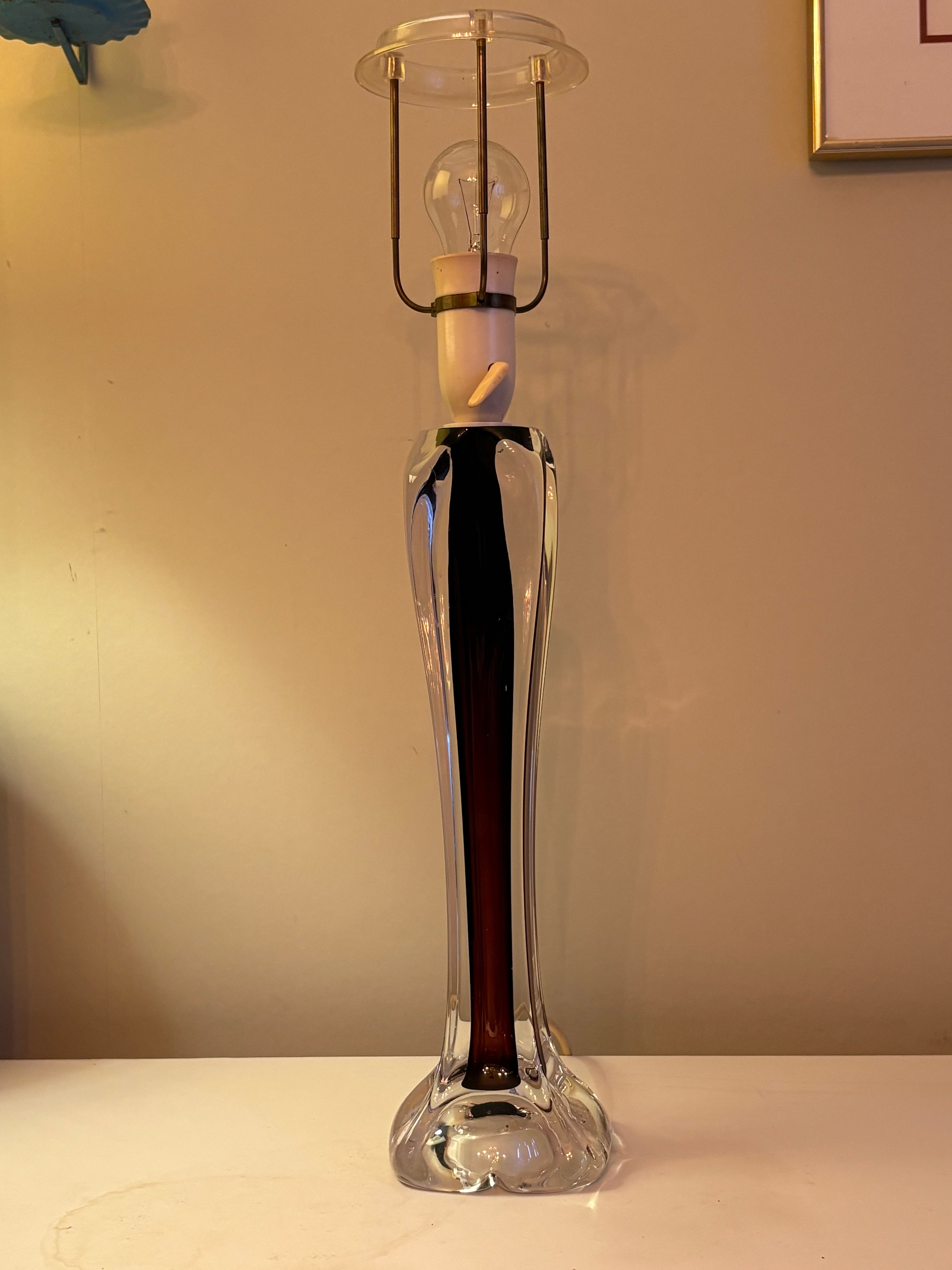 Vacker vintage bordslampa i glas 1950/60 tal, ca 45 cm hög.