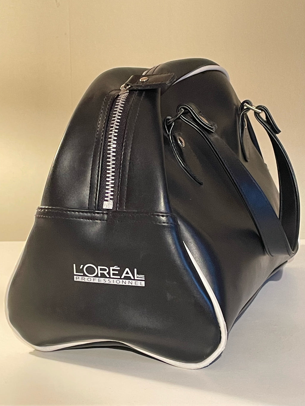 Snygg duffelbag i äkta skinn från L’OREAL i nyskick.