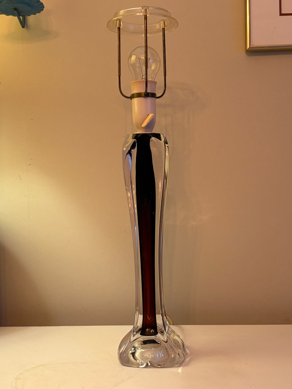 Vacker vintage bordslampa i glas 1950/60 tal, ca 45 cm hög. Fin med skärm eller som här med stor rökfärgad ledlampa.