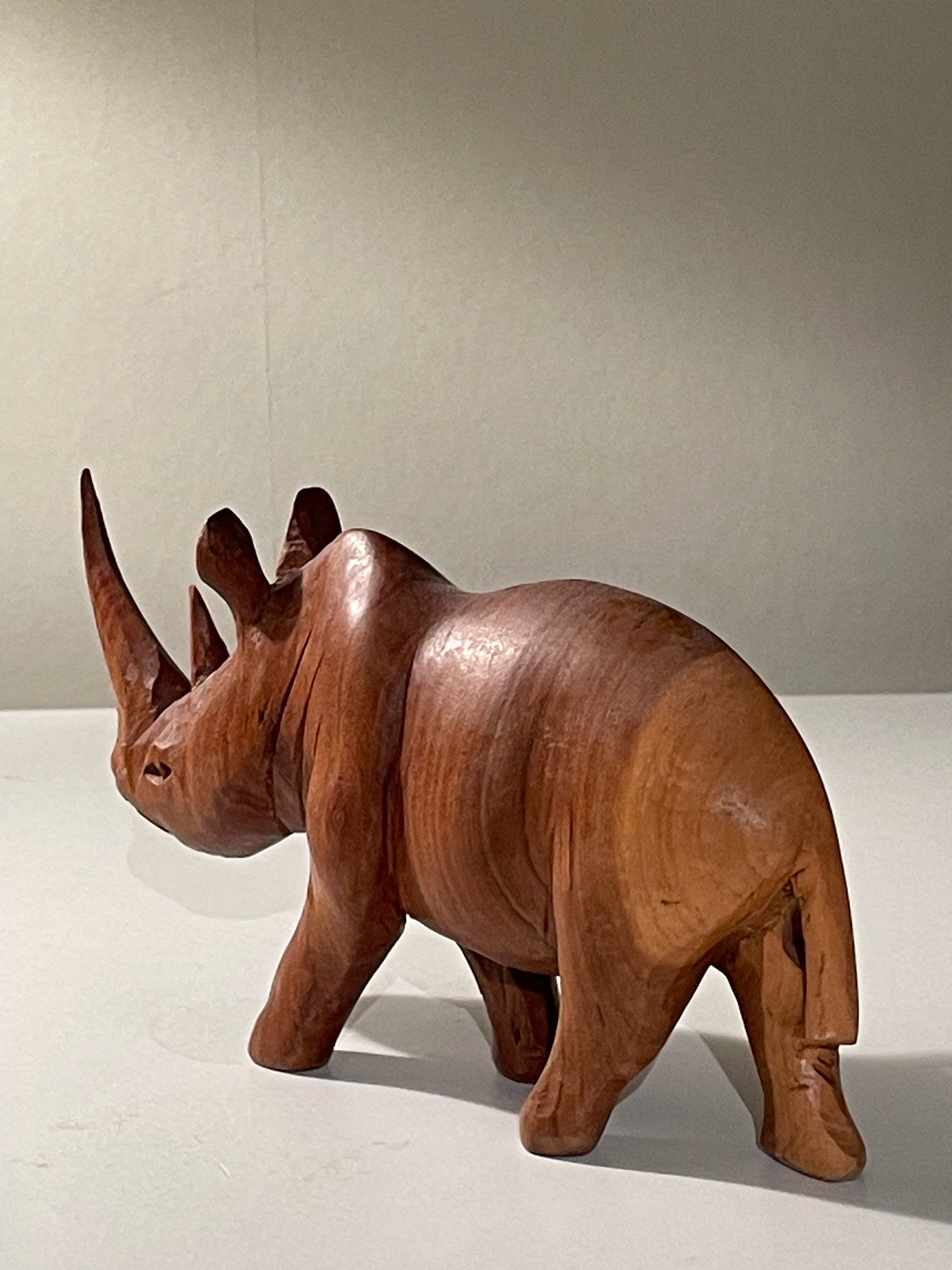 Vintage noshörnings figurin i ädelträ i mycket fint skick.