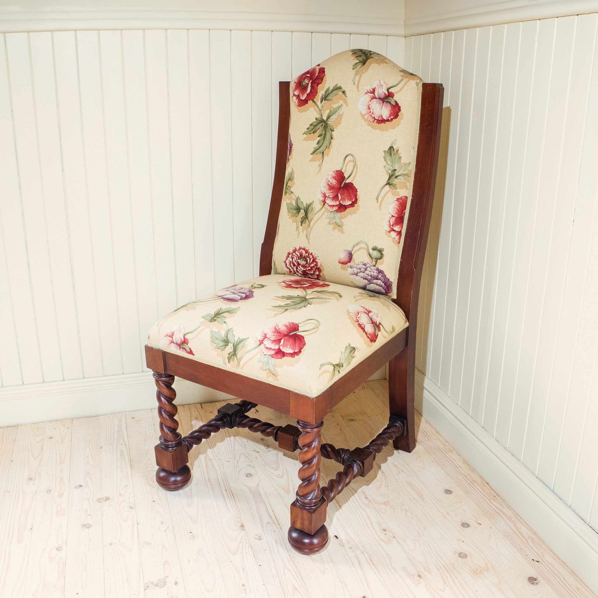 Vacker nyproducerad antik stol från MAT Furniture.