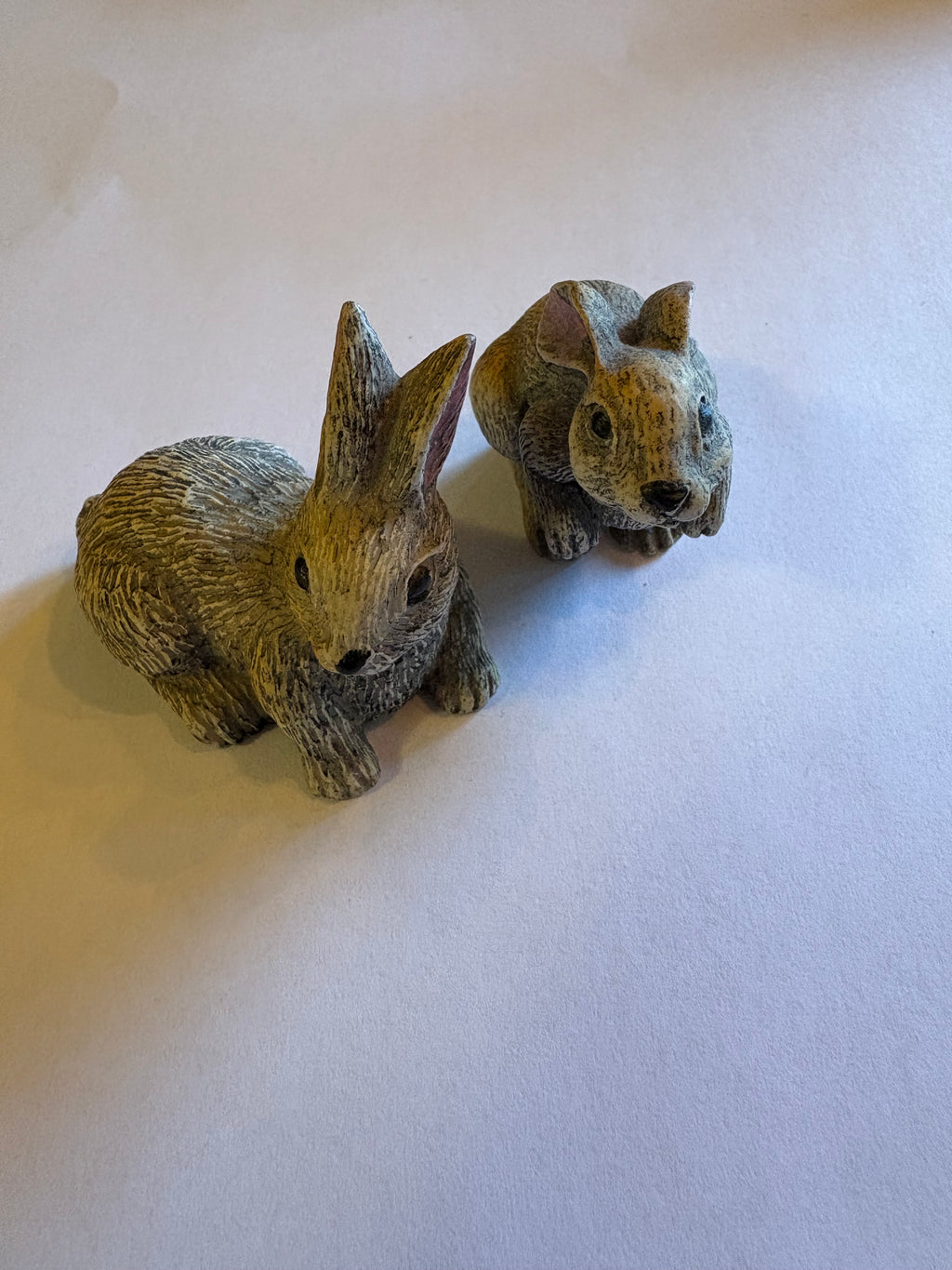 Katter och hundar i porslin.