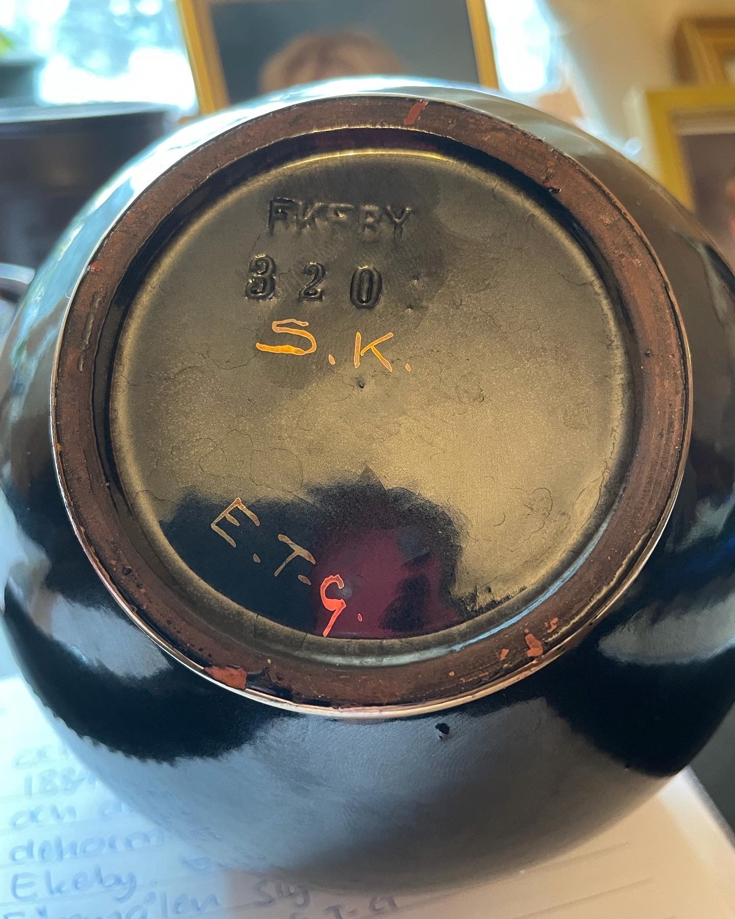 Antik kruka från Uppsala Ekeby designad utav Einar Törning. Krukan är även signerad.