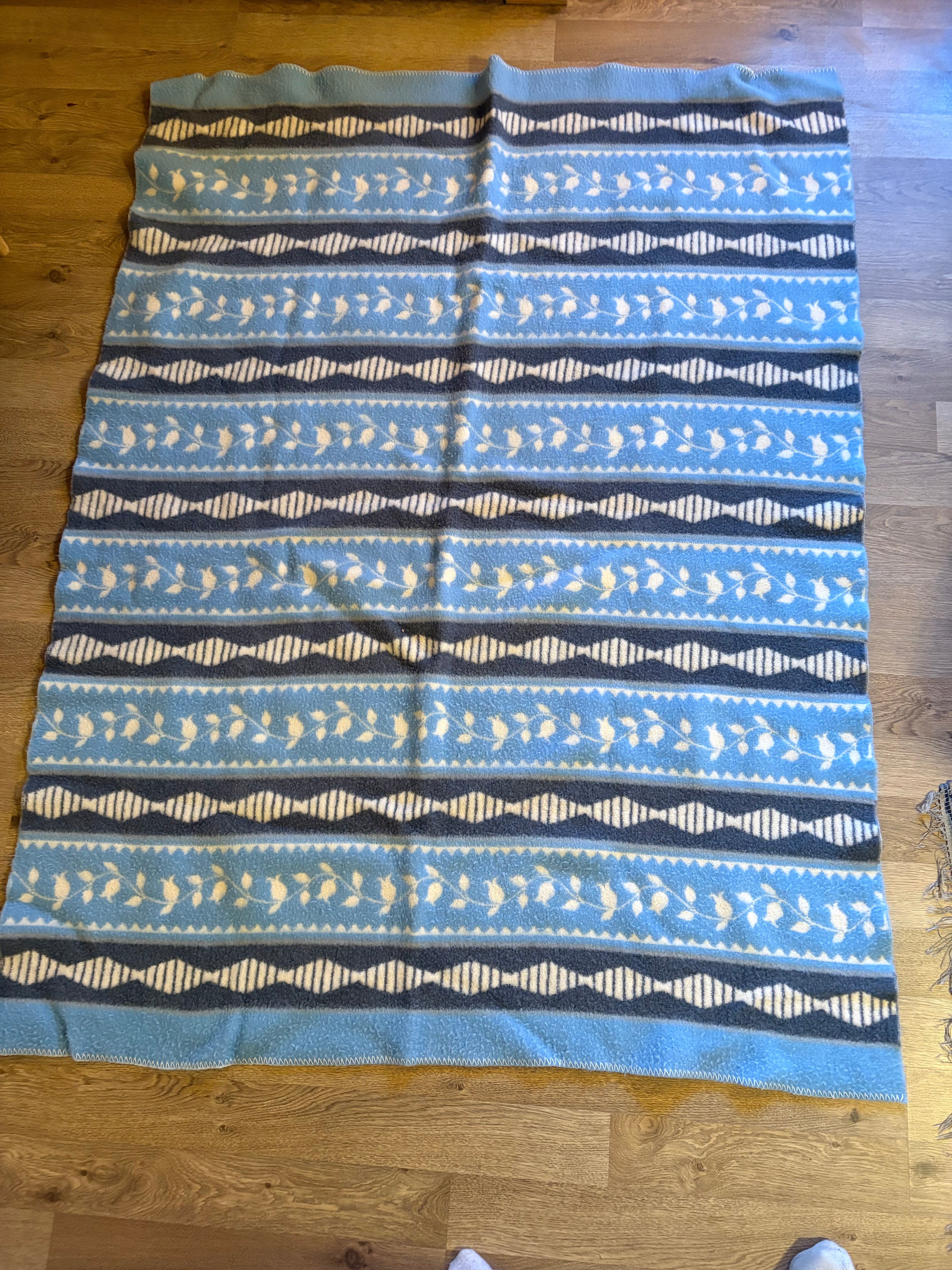 Underbar vacker och skön ullpläd i mycket fint skick,     178 cm x 135 cm.