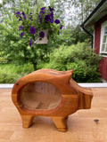 Gammal klassisk spargris i furu i fint skick.