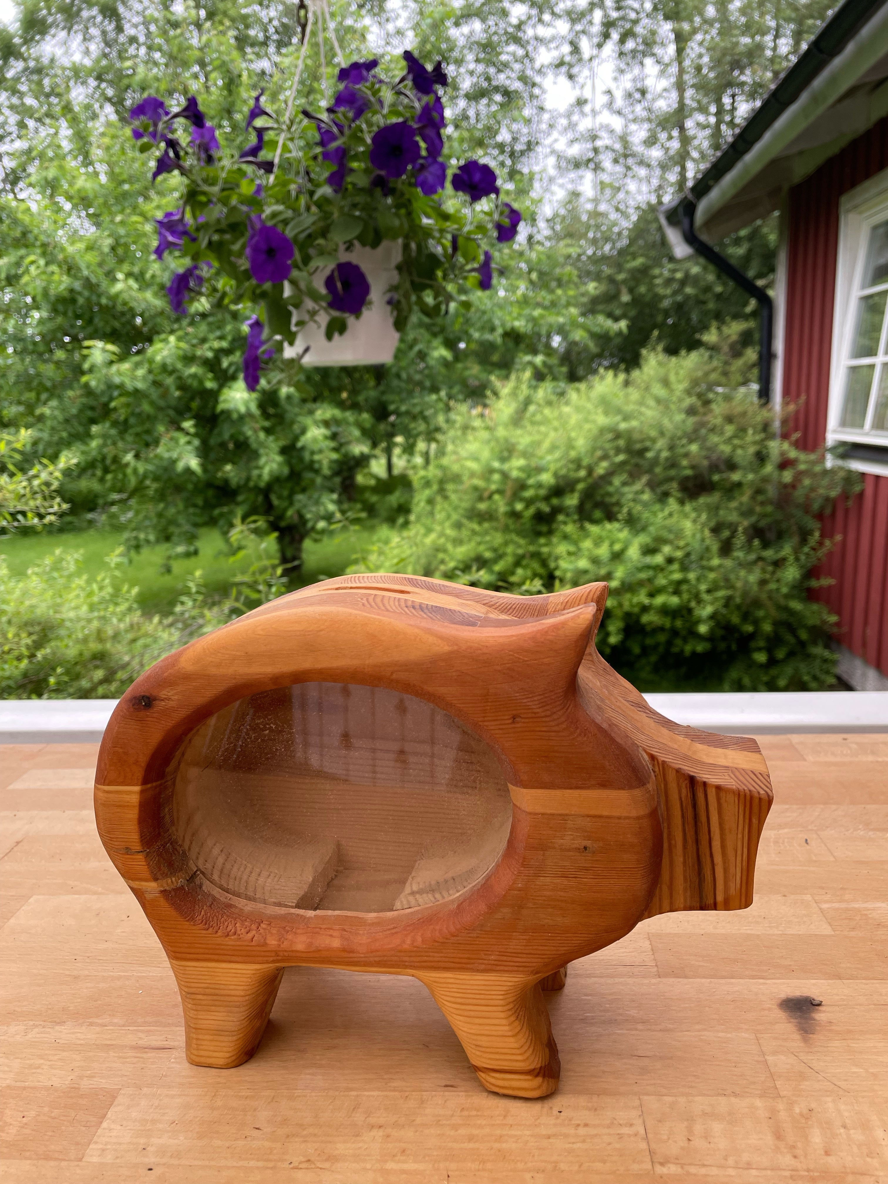 Gammal klassisk spargris i furu i fint skick.