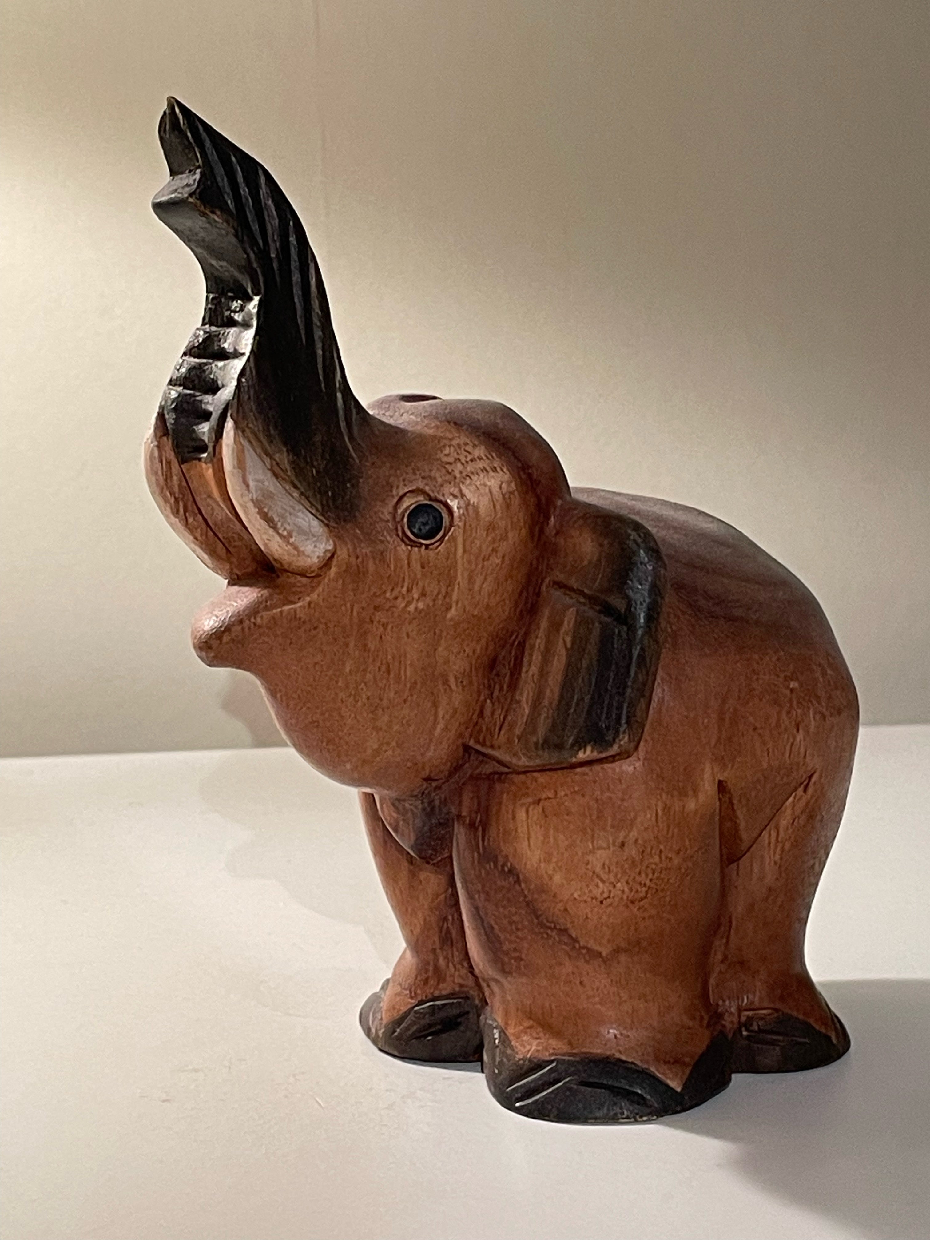 Fin vintage elefant figurin i trä i nyskick.