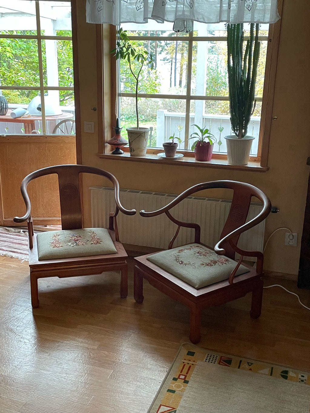 Två st antika Kinesiska ” Horseshoe Chairs i fint skick.