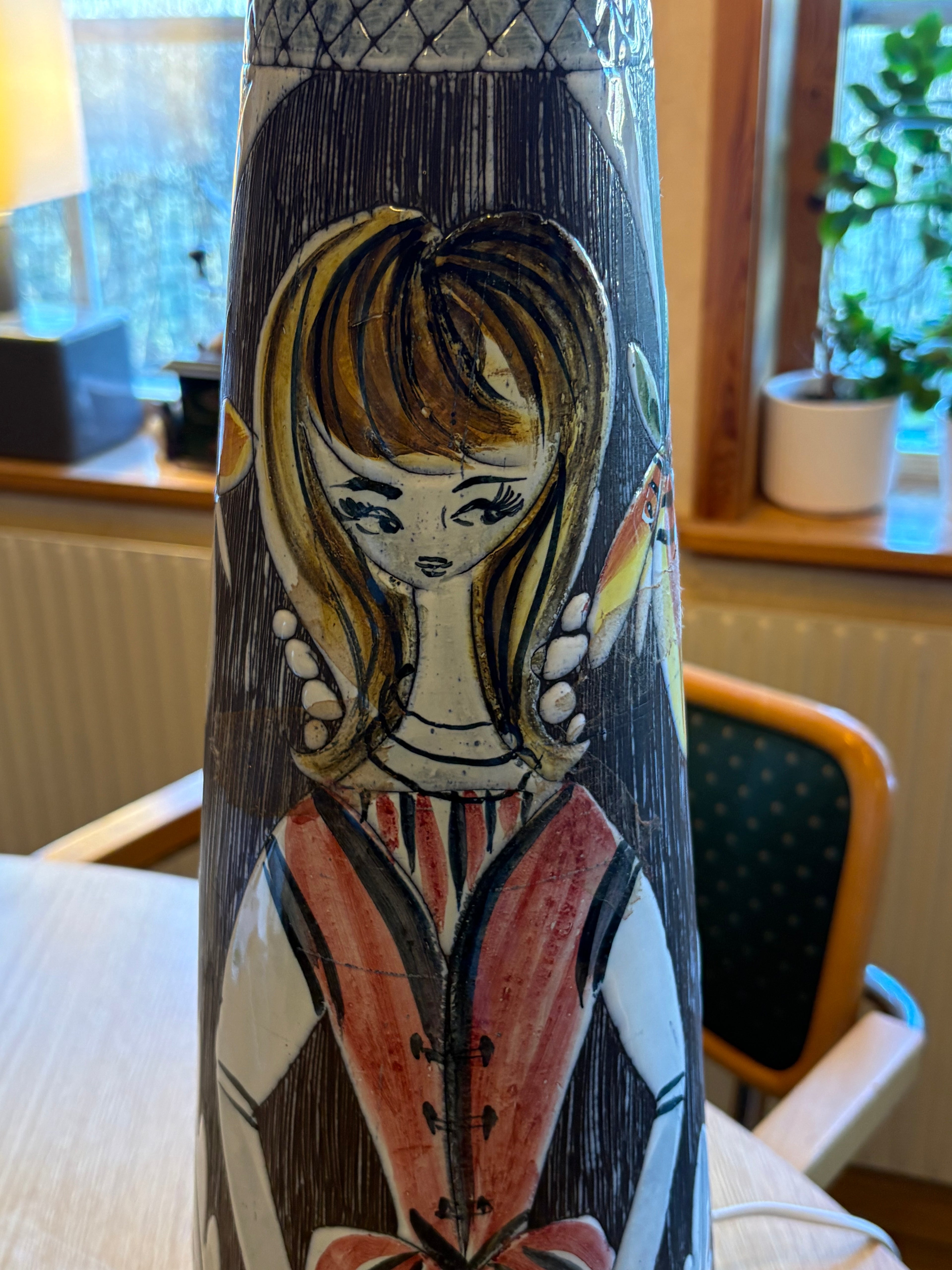 Stor vacker bordslampa 1950 tal, ca 60 cm hög. Signatur Sj.