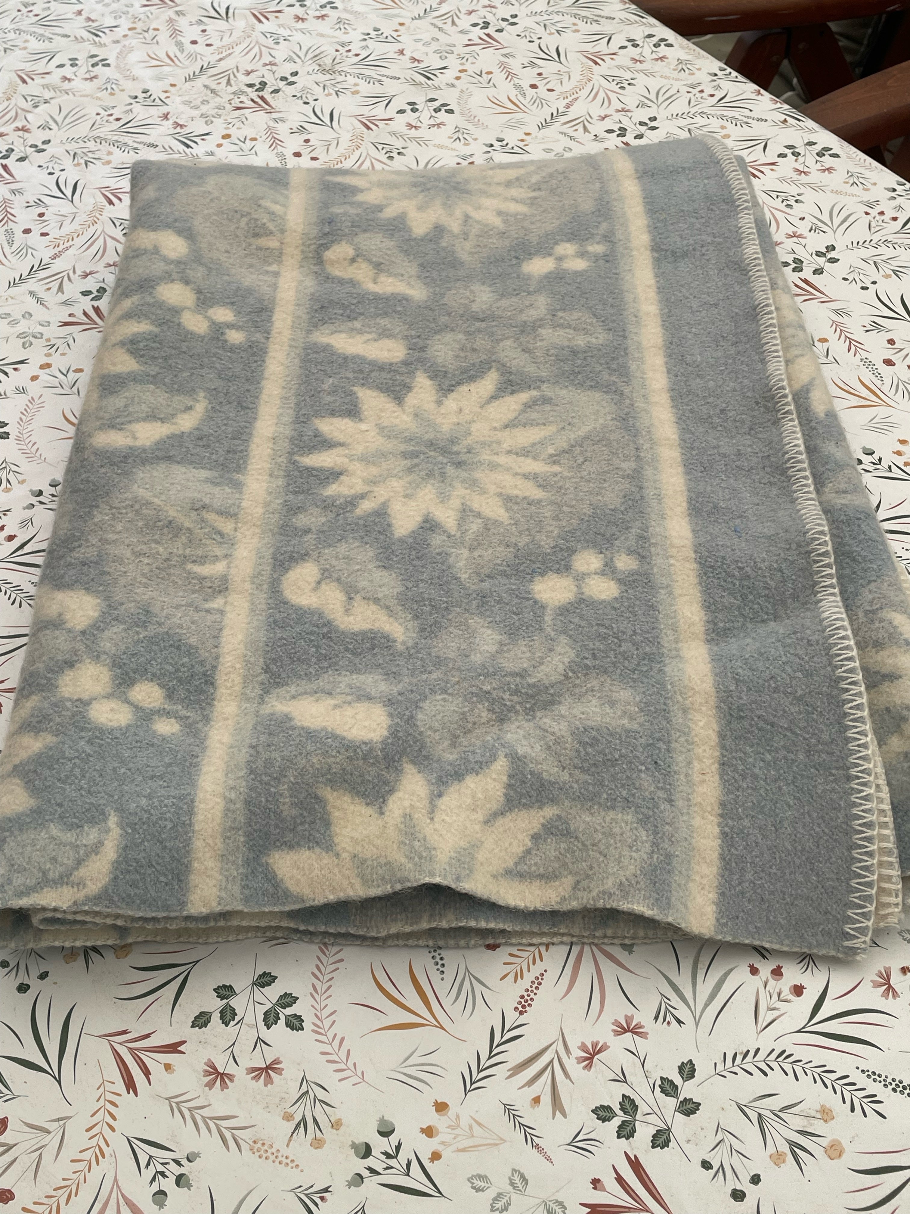 Stor vacker vintage ullpläd fint mönstrad.