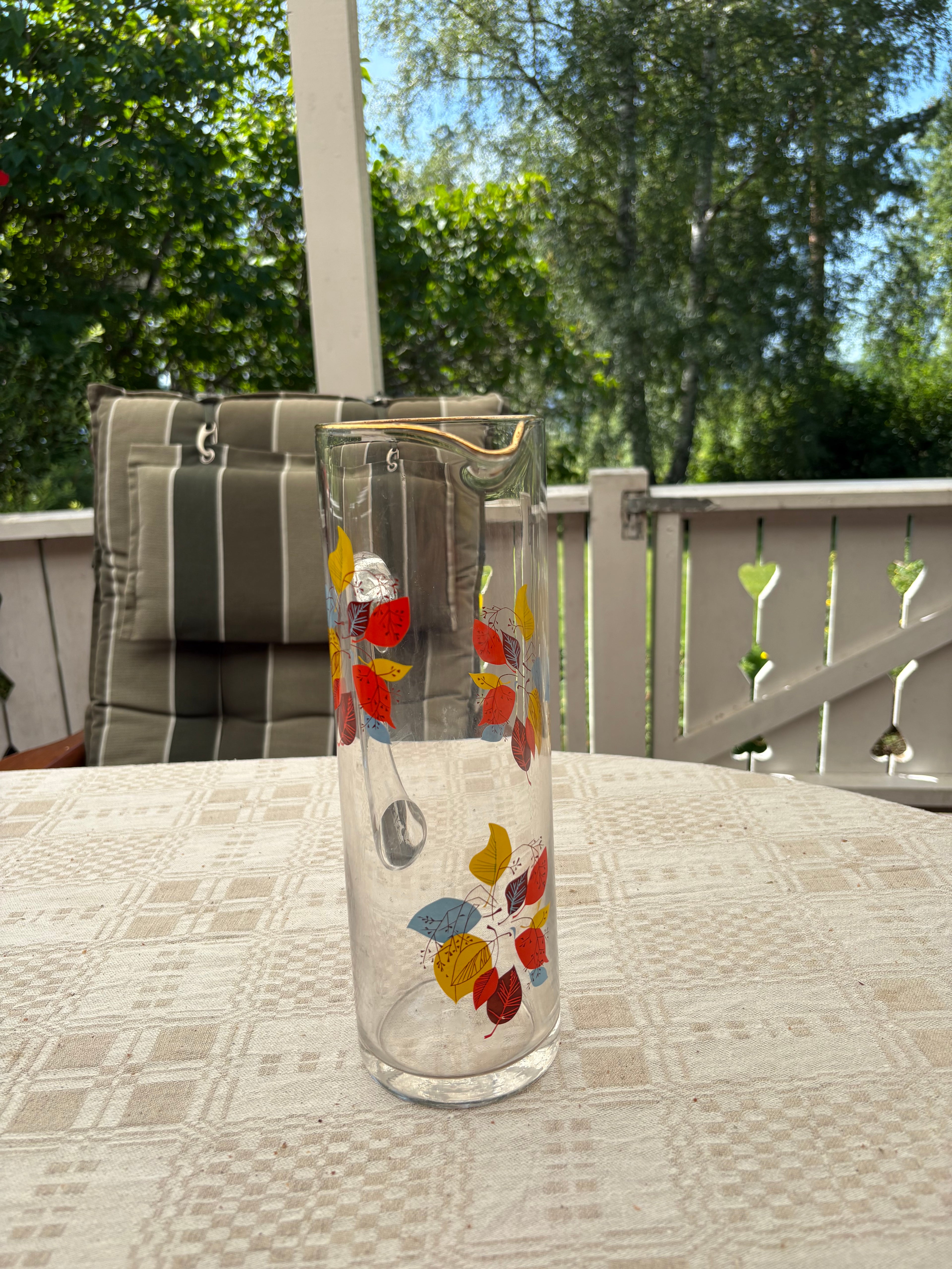 Hög smal tillbringare i glas 1950 tal vackert dekorerad.