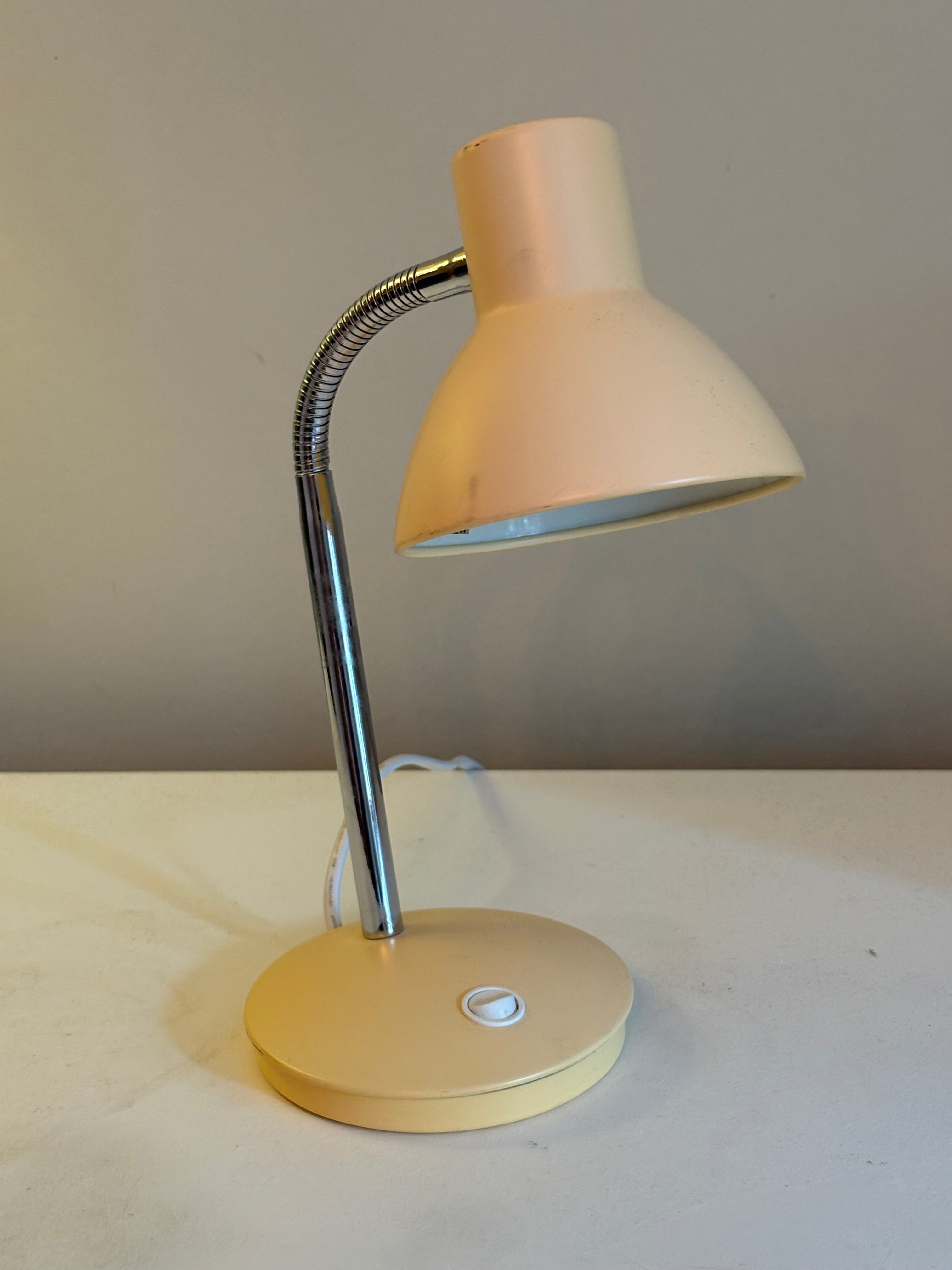 Vintage skrivbordslampa 1960 tal i fint skick.
