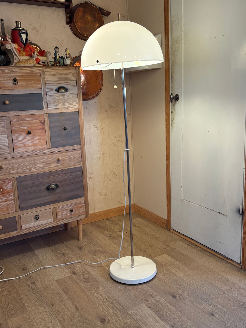 Snygga fina vintage golvlampan från Fagerhults 1960 tal med den vita plast kupolen.