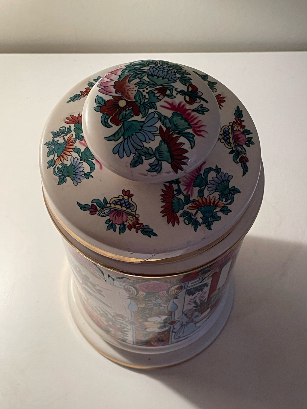 Vacker antik burk i porslin från Japan.
