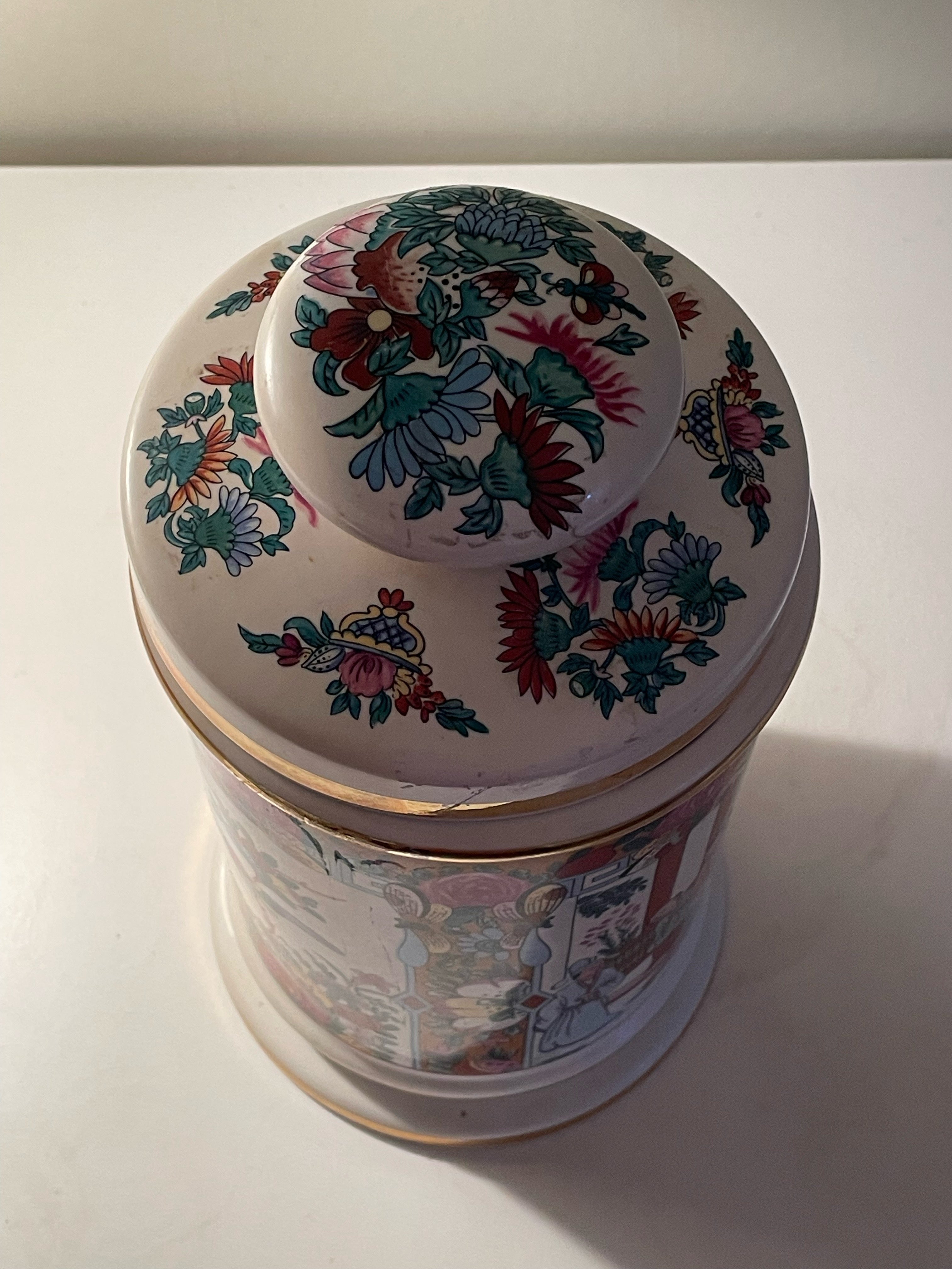 Vacker antik burk i porslin från Japan.