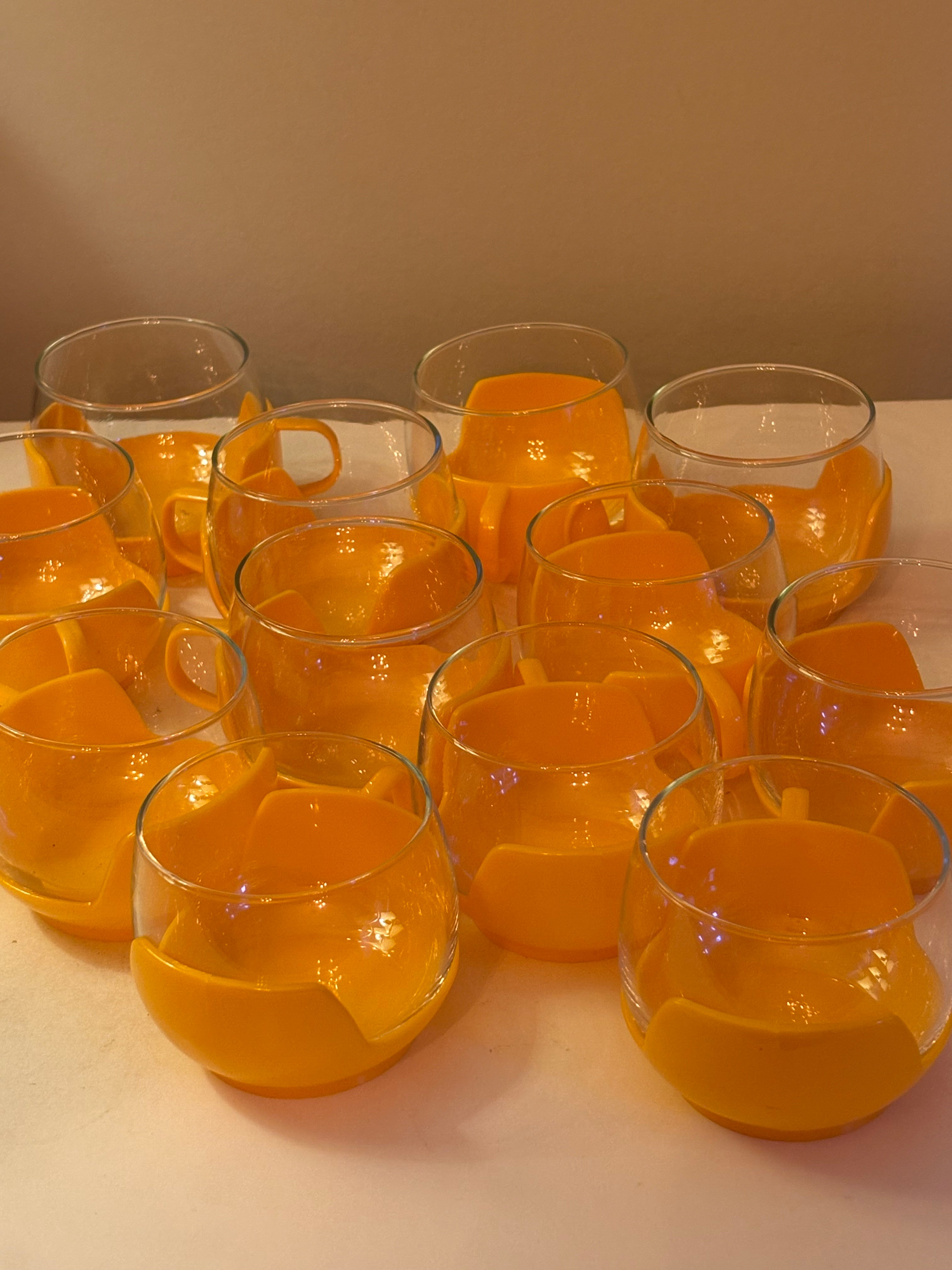 12 st klassiska vintage glas med plasthållare 1960/70 tal i nyskick.