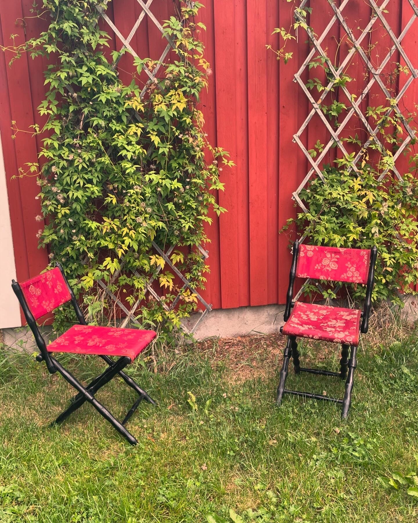 Två st antika ihopfällbara stolar med vackert tyg i sits och ryggstöd.