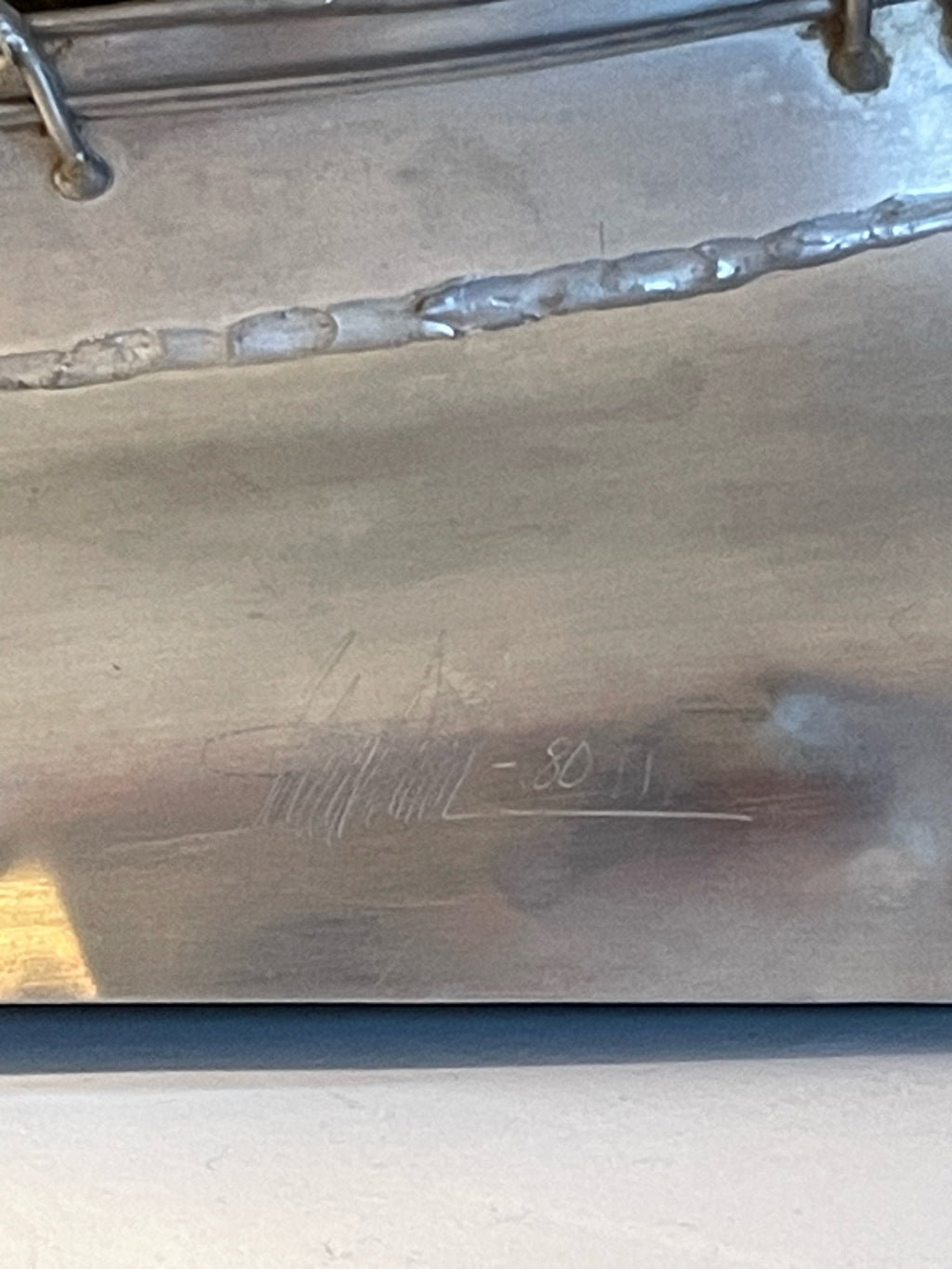 Fin modell utav en Skonare i tenn utav konstnären Urban Ström.