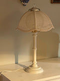 Vacker vintage bordslampa med ett lantligt mysigt utseende.