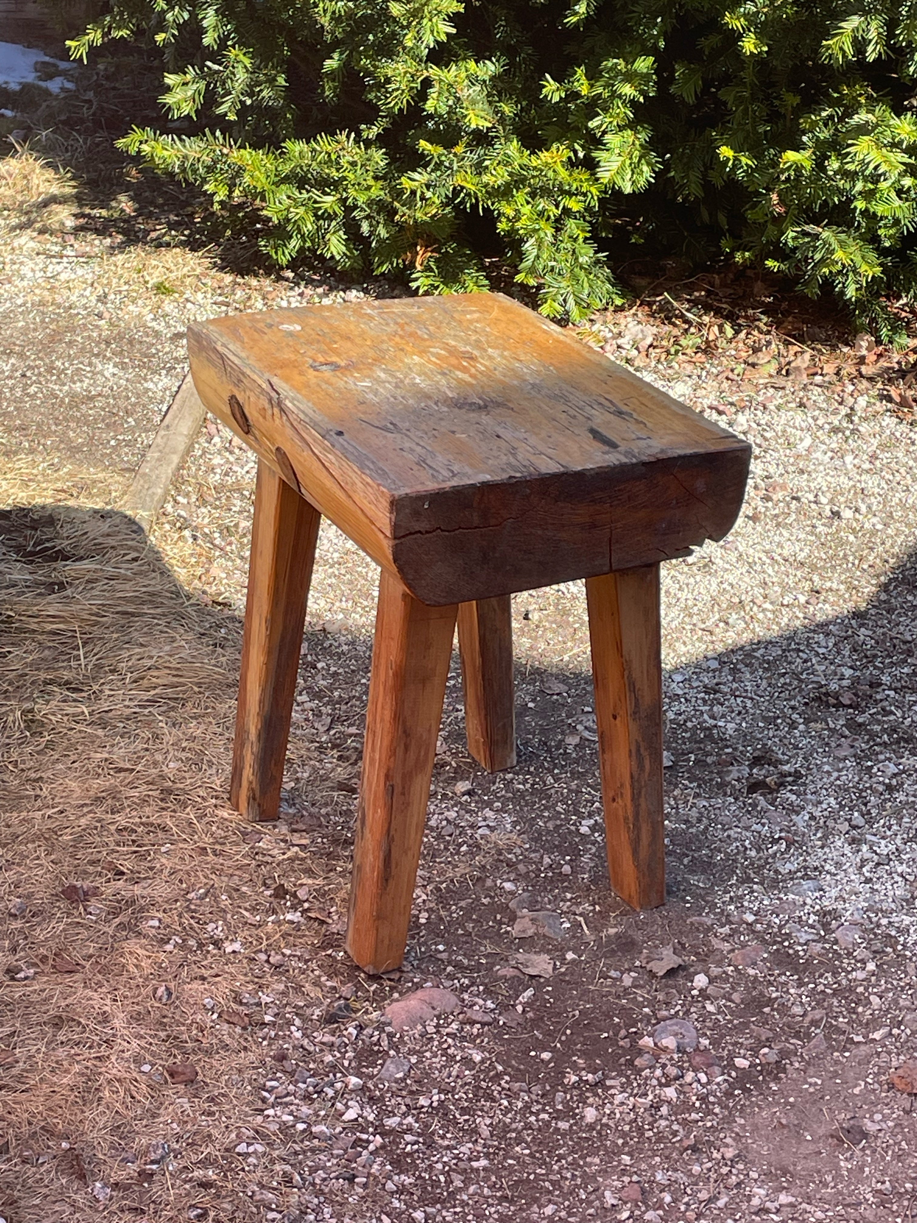 Stor rejäl antik träpall i fint skick med massor utav patina.